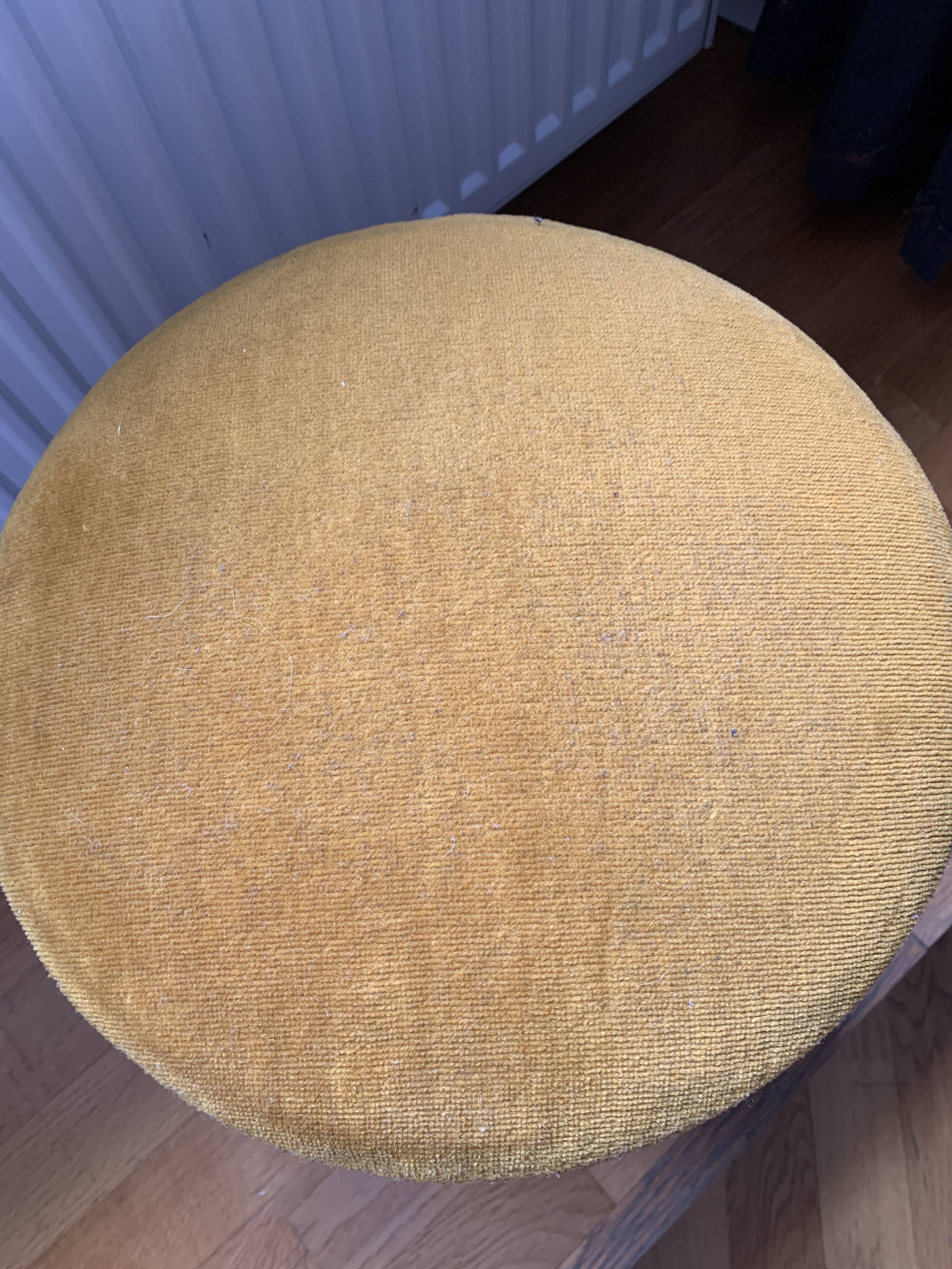 Pouf velours couleur or