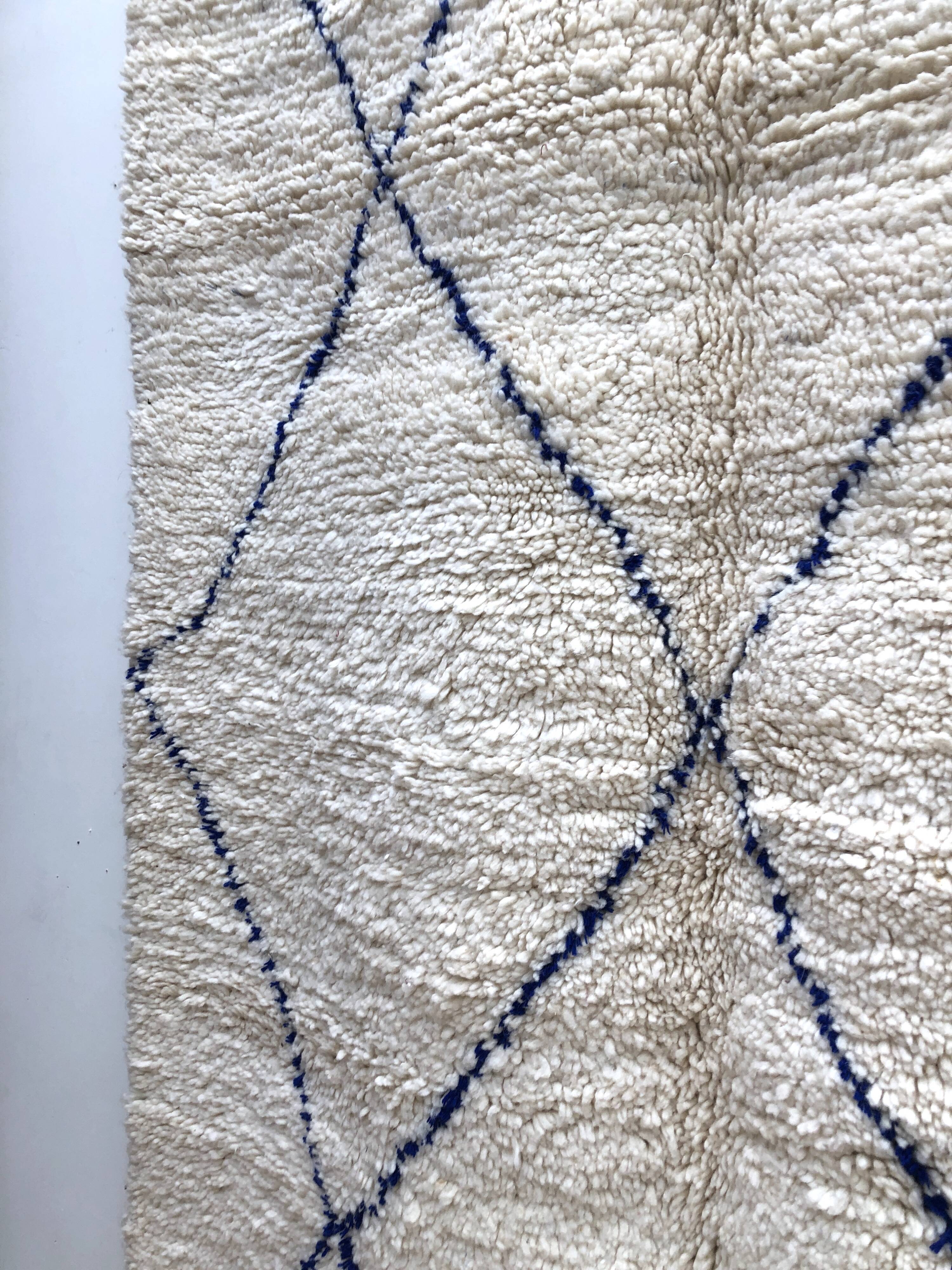 Moroccan Berber carpet Beni Ouarain with majorelle blue diamonds 2,44x1.49m