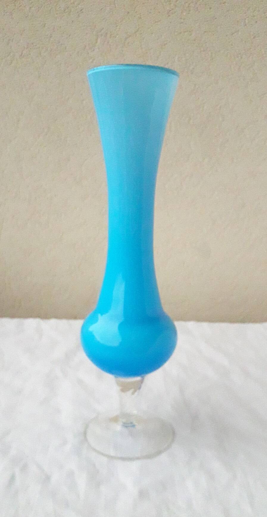Vase en opaline bleue
