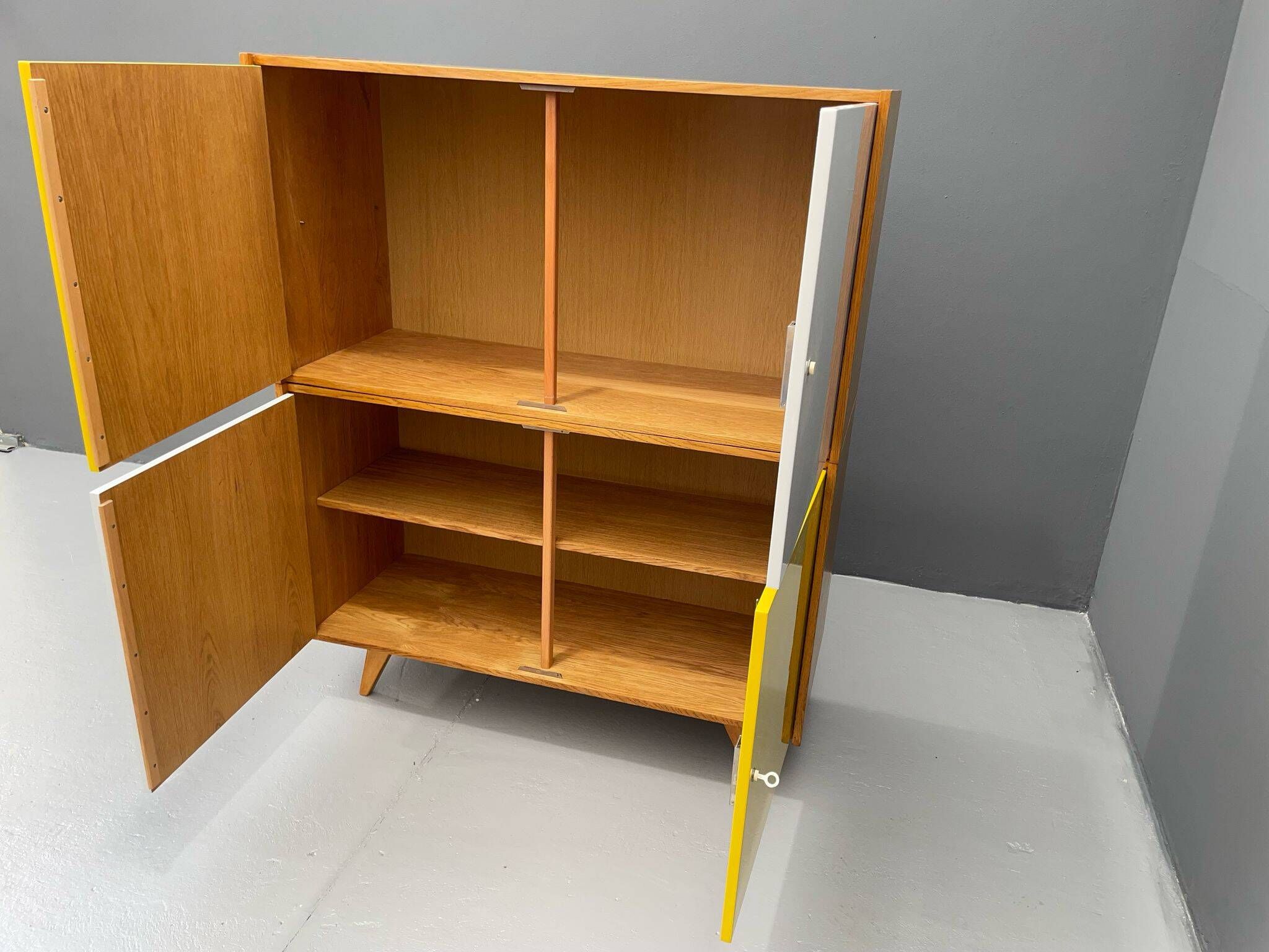 Armoire U-450 en placage de chêne, variante jaune et blanc, Jiří Jiroutek pour Inte