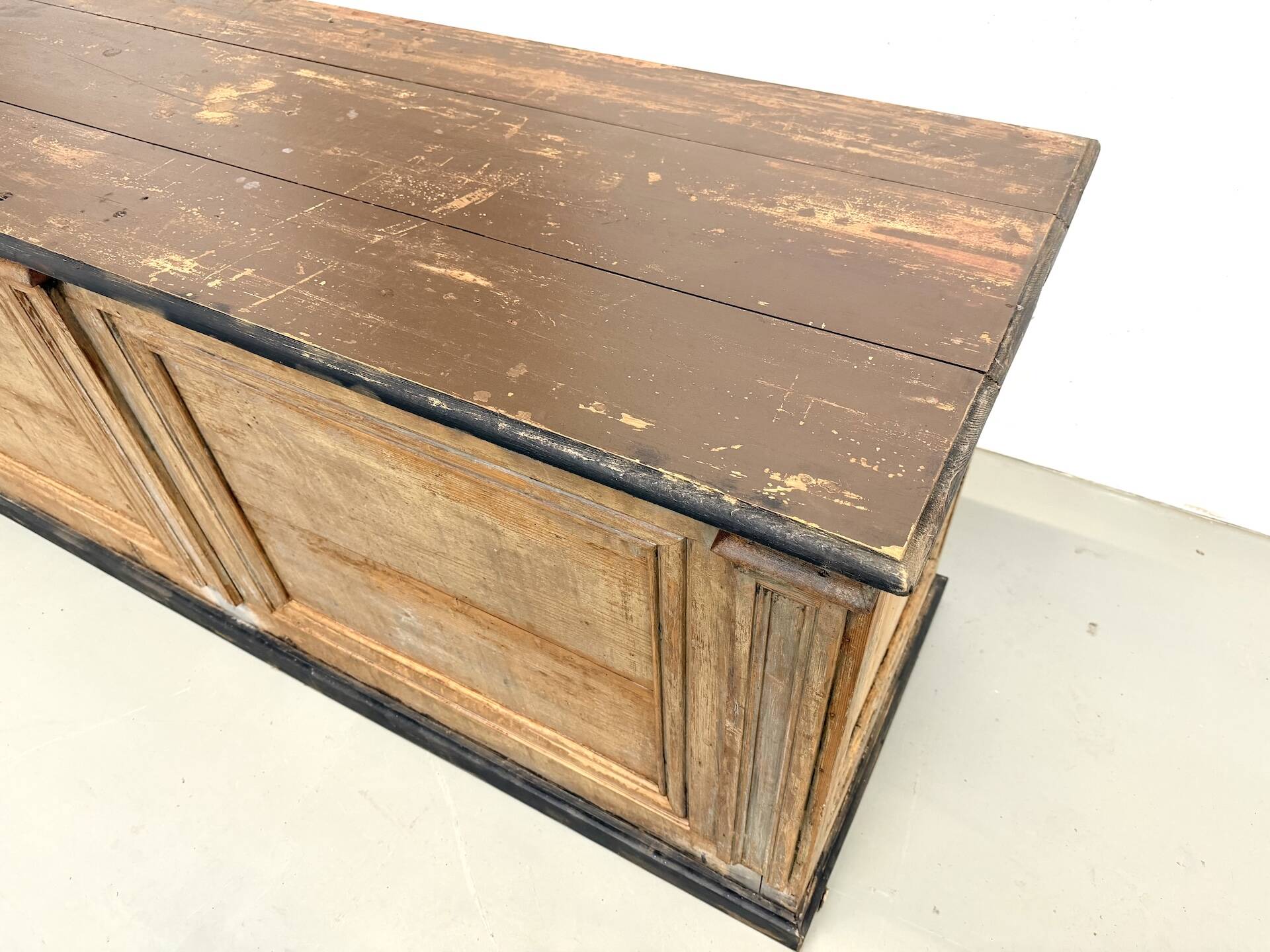 Grand Counter of Old Commerce in Pine