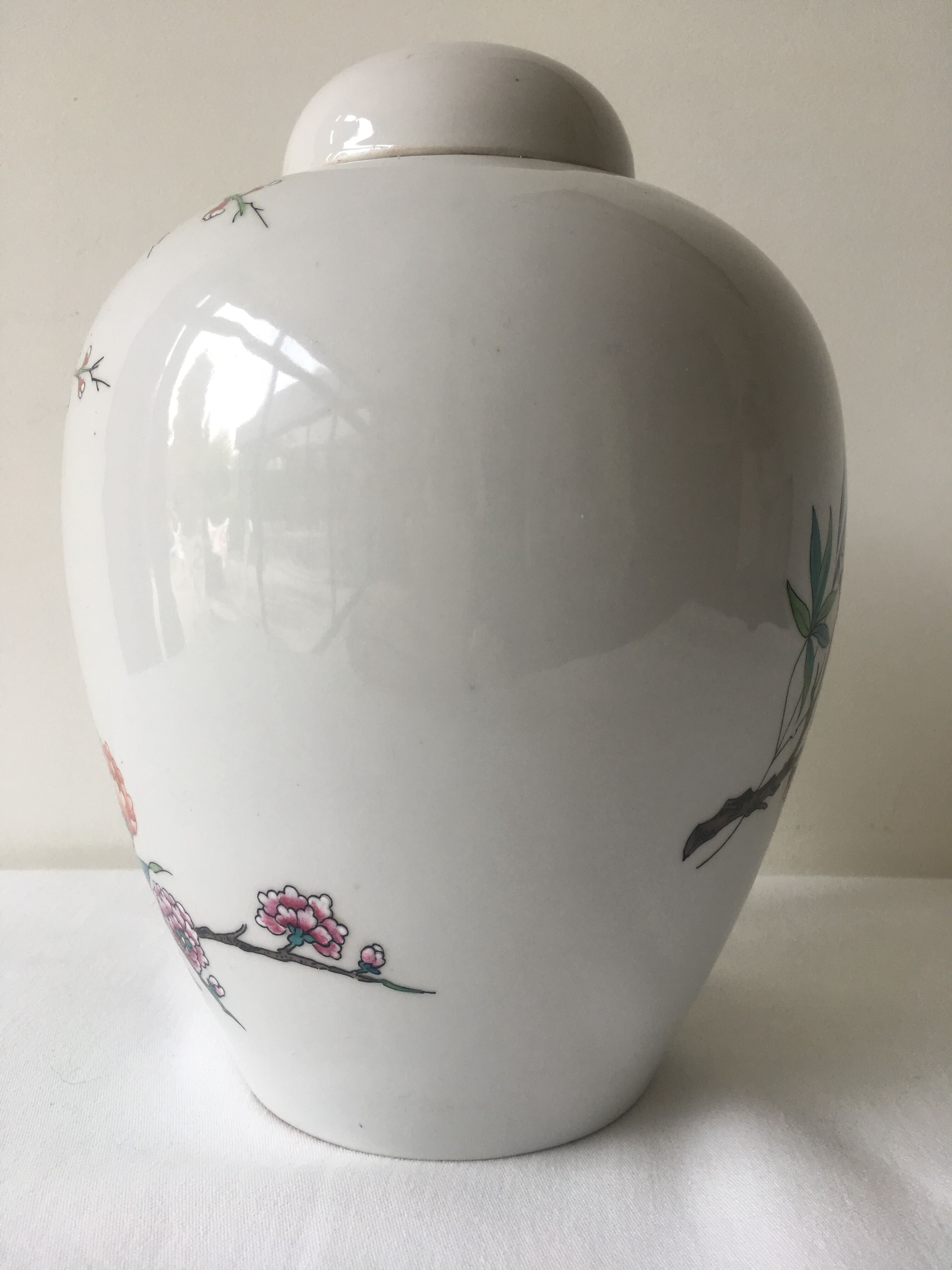 Covered pot in Paris porcelain