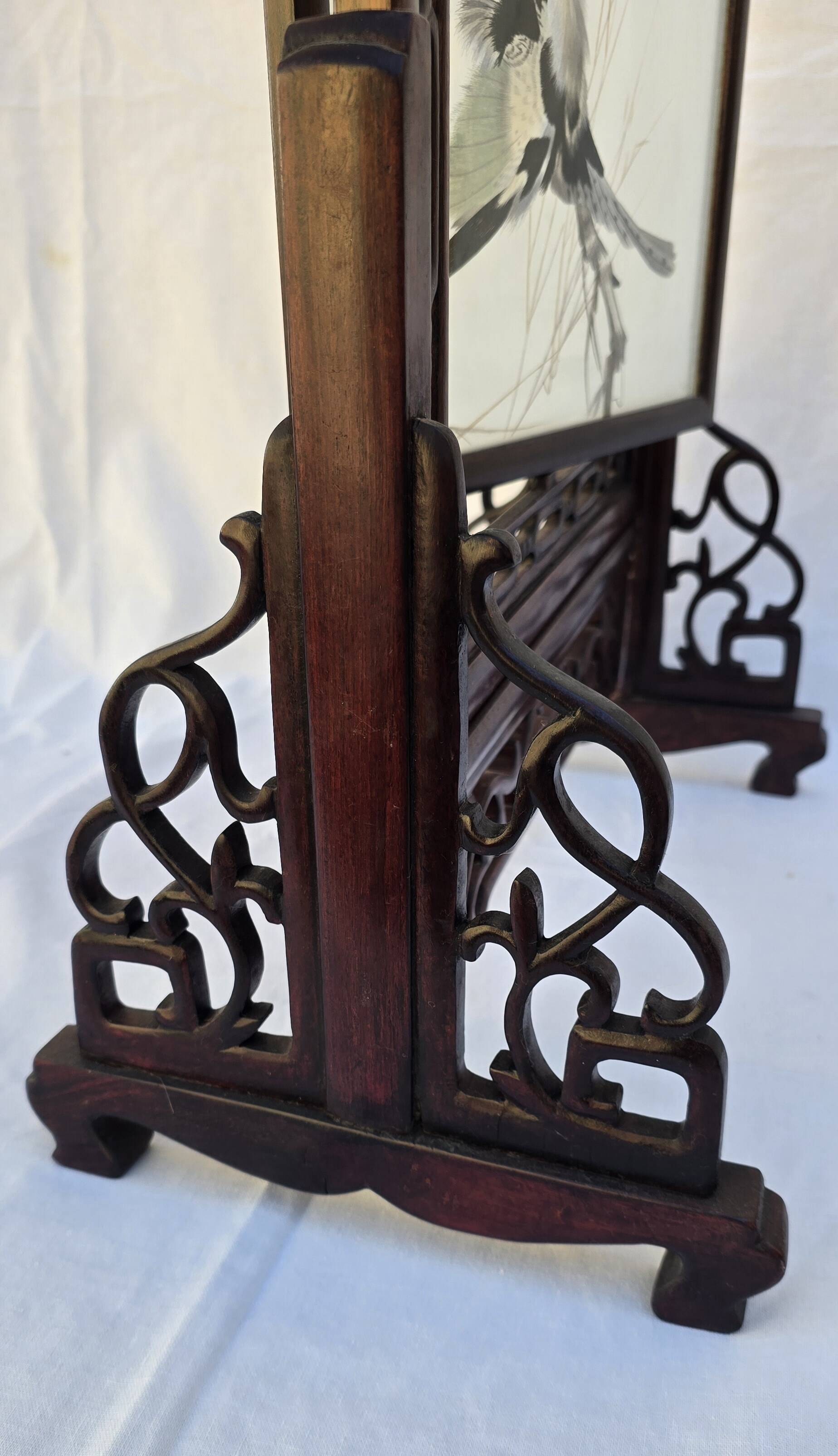 Chinese wooden table screen, decorated with feather marquetry.