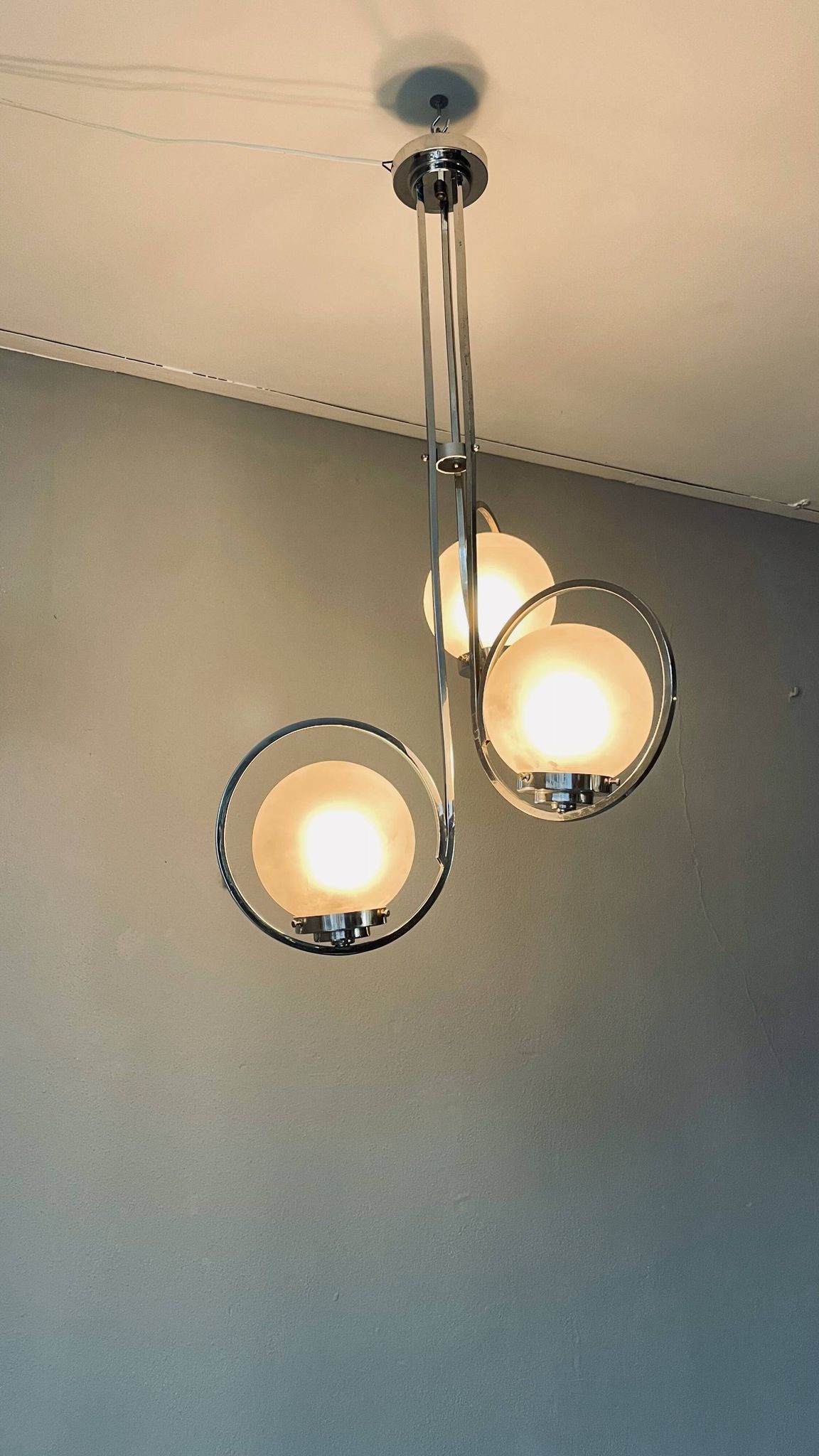 Lampe art déco en argent avec trois abat-jours en forme de sphère