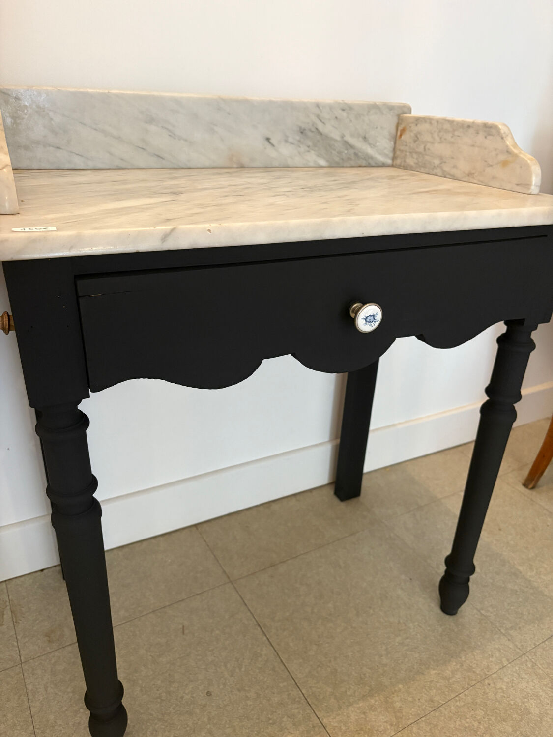 Black dressing table, white marble