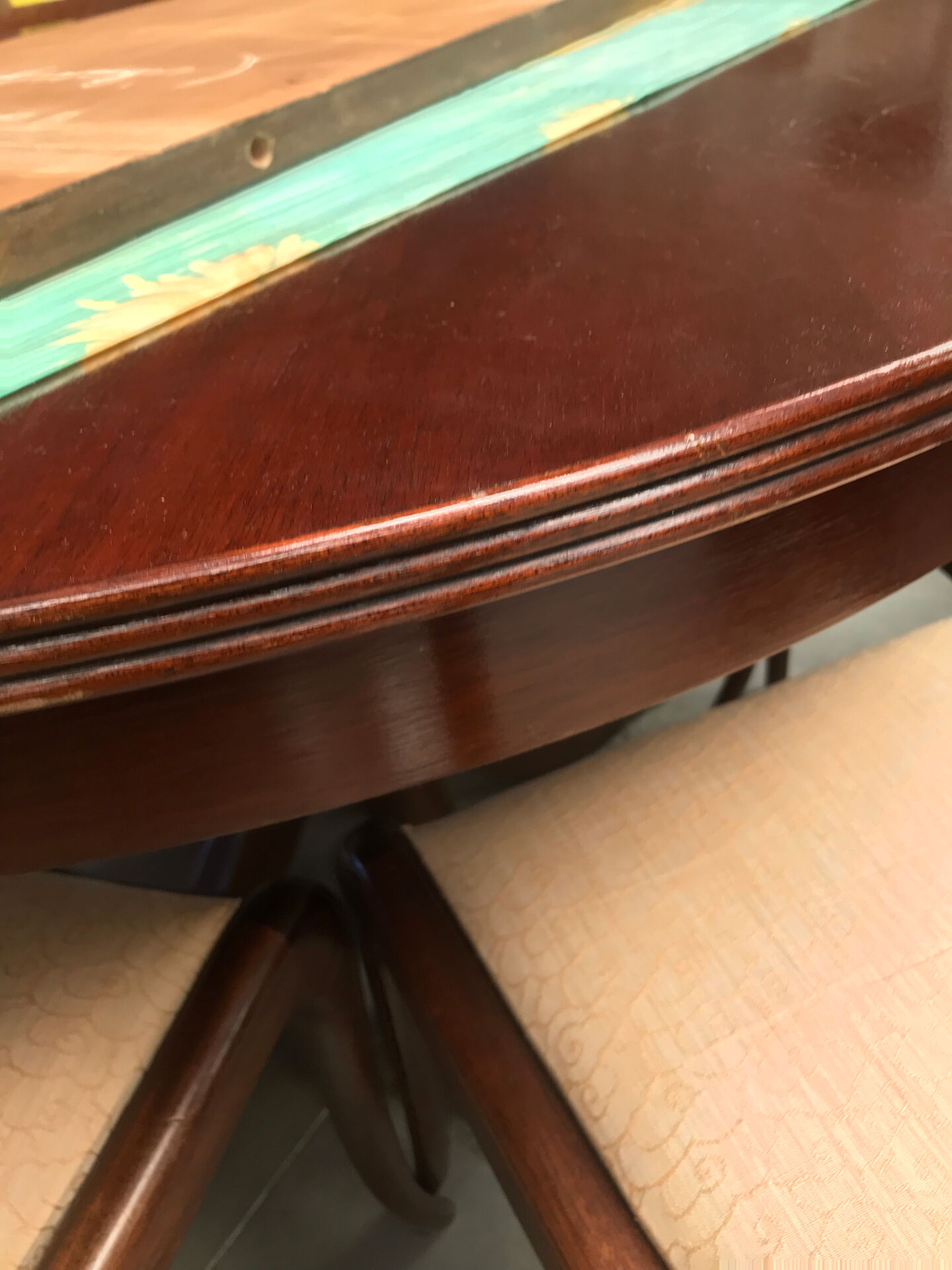 Round extendable dining table for six people, mahogany.