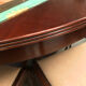 Round extendable dining table for six people, mahogany.