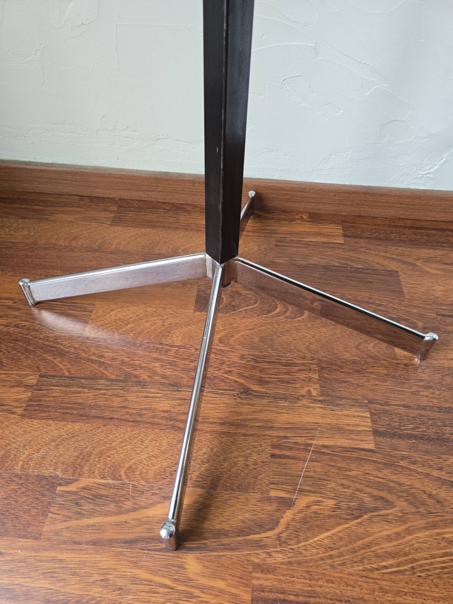 Chrome parrot coat rack with swivel head on a gas lift.