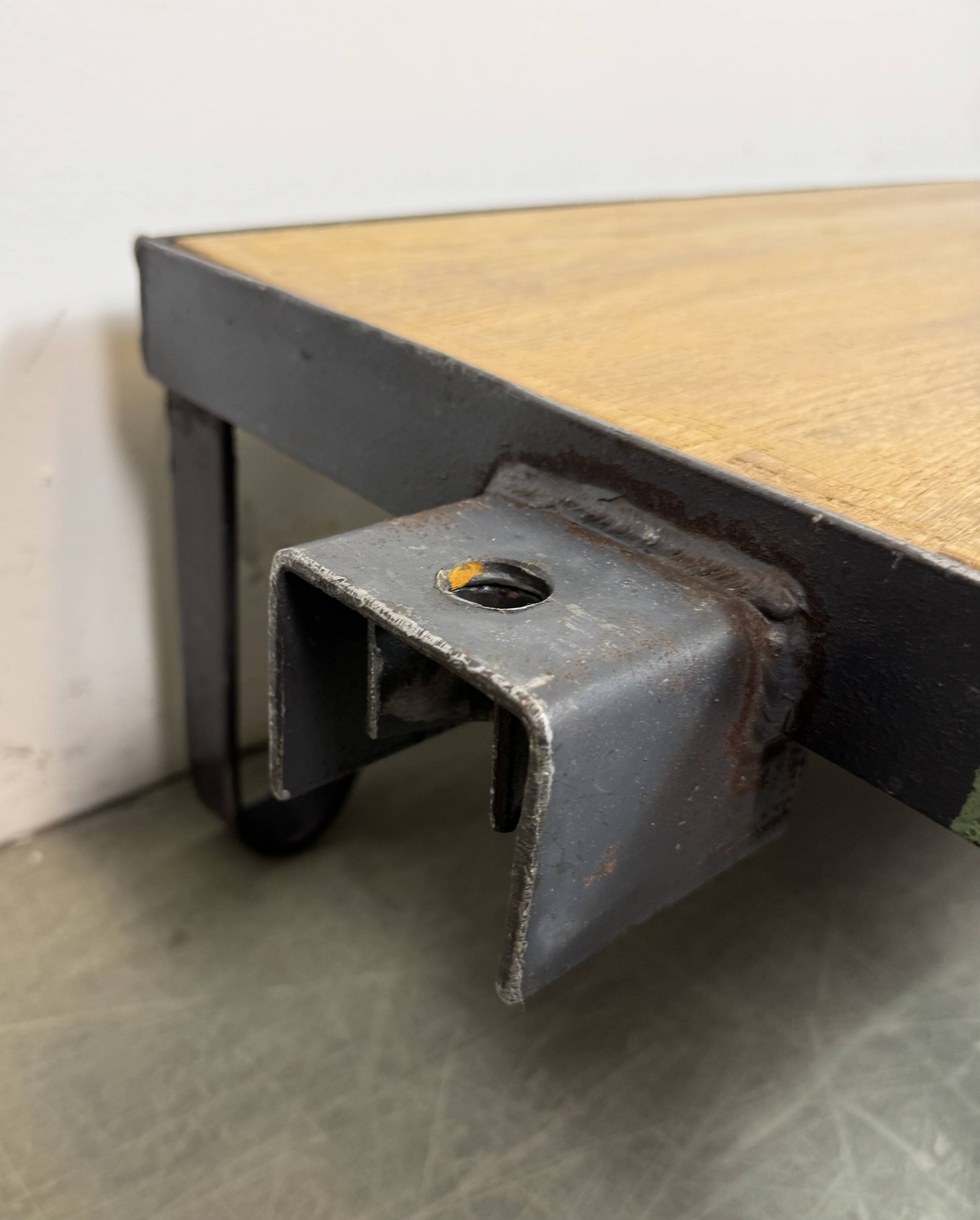 Table basse industrielle noire, années 1960