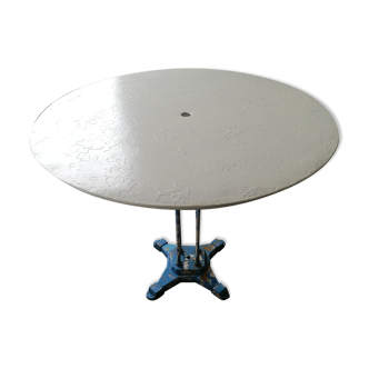 Guerin metal garden table, bistro table, cast foot