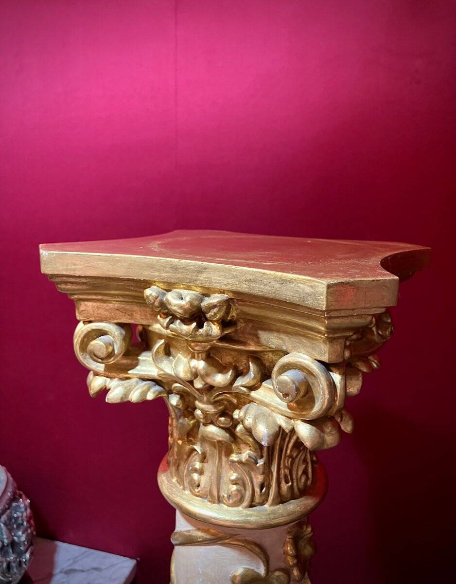 Italian Pedestal Column in White Lacquer and Gold Leaf