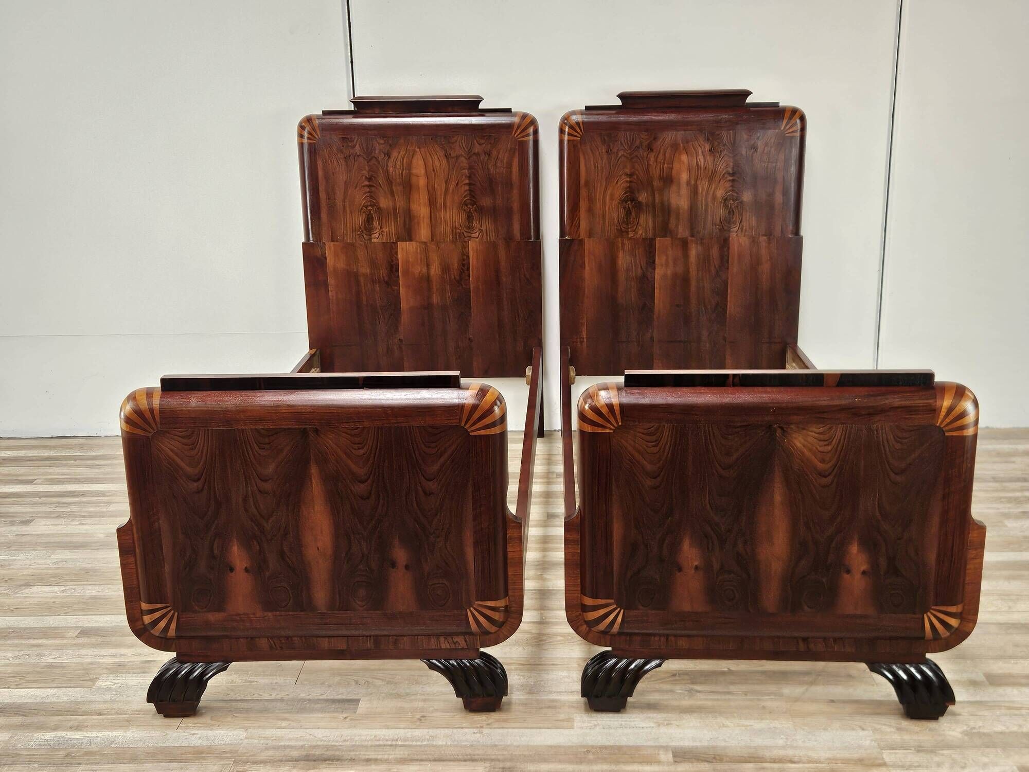 Pair of Art Decò single beds in mahogany and pink maple, 1940