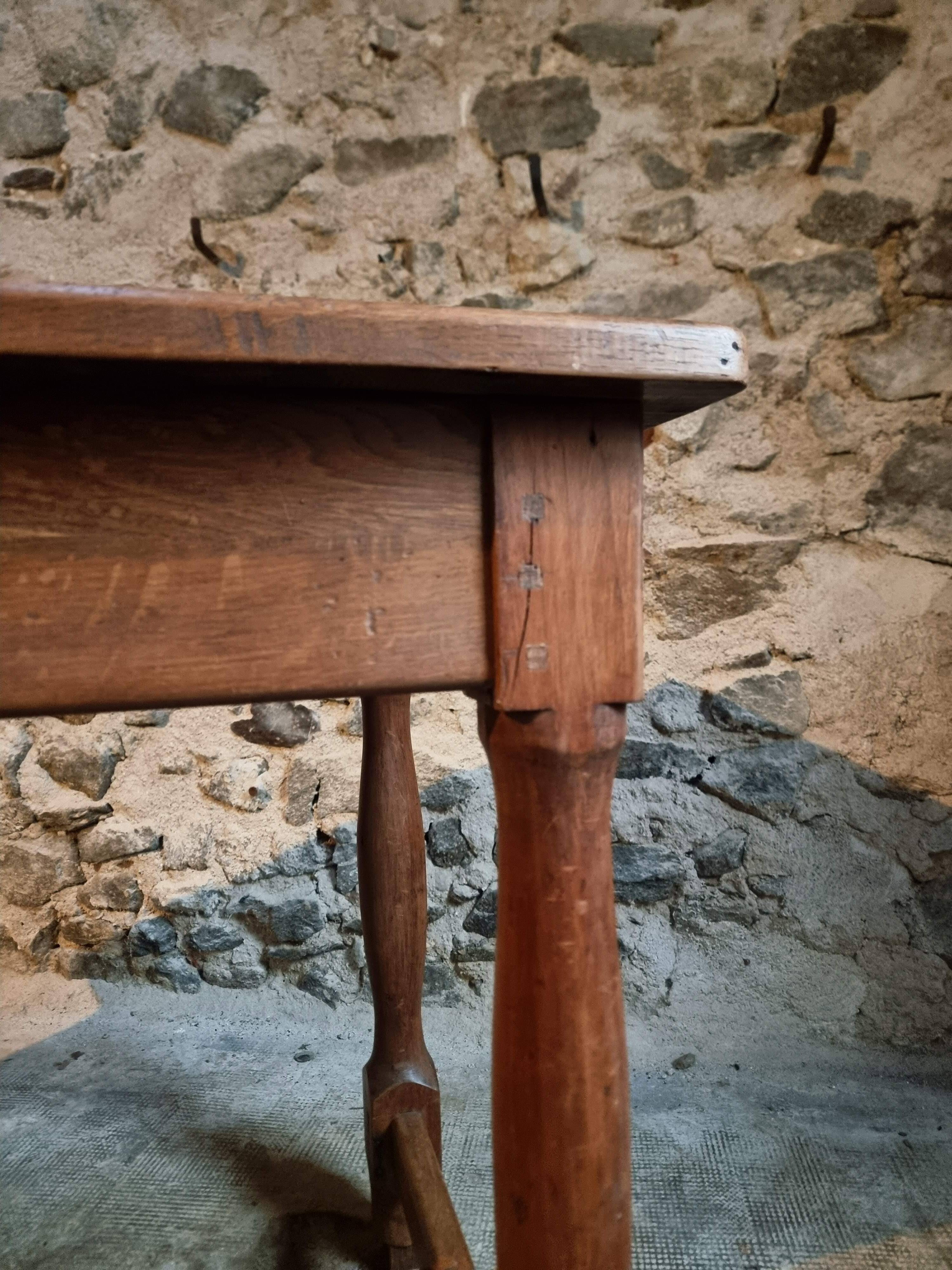 Antique French farmhouse table in oak (1780–1830) – Walnut legs – Rustic provincial dining table