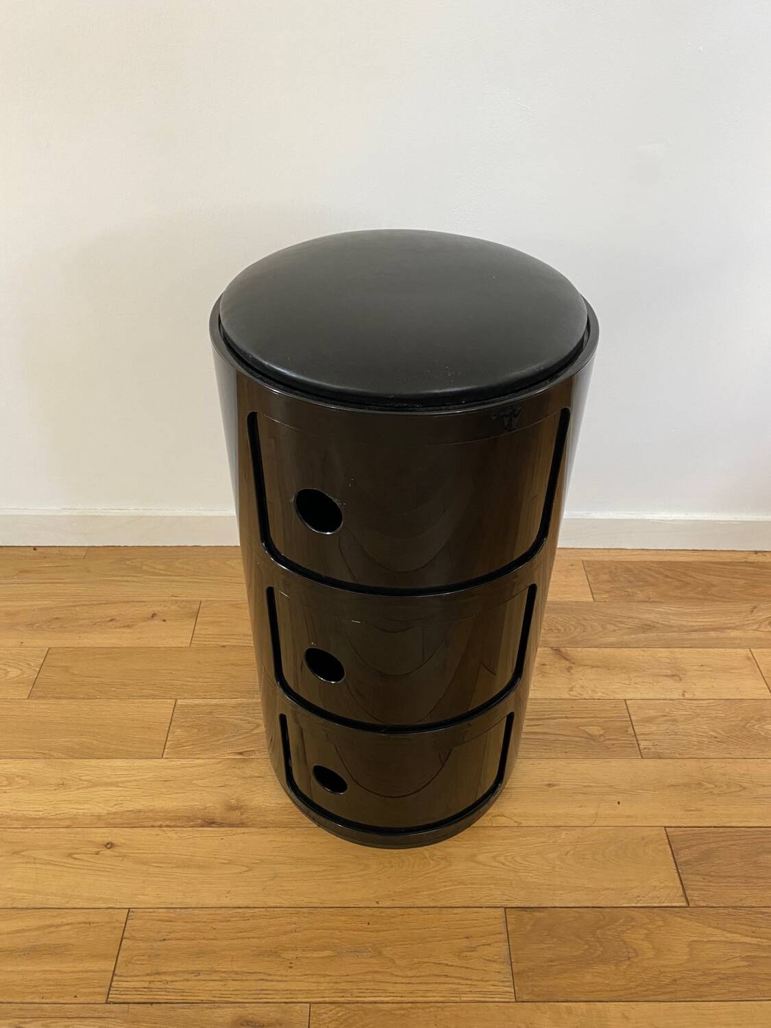 Anna Castelli for Kartell “componibili” cylindrical bedside or storage unit. plastic and black leatherette pad, three compartments. Condition of use.
