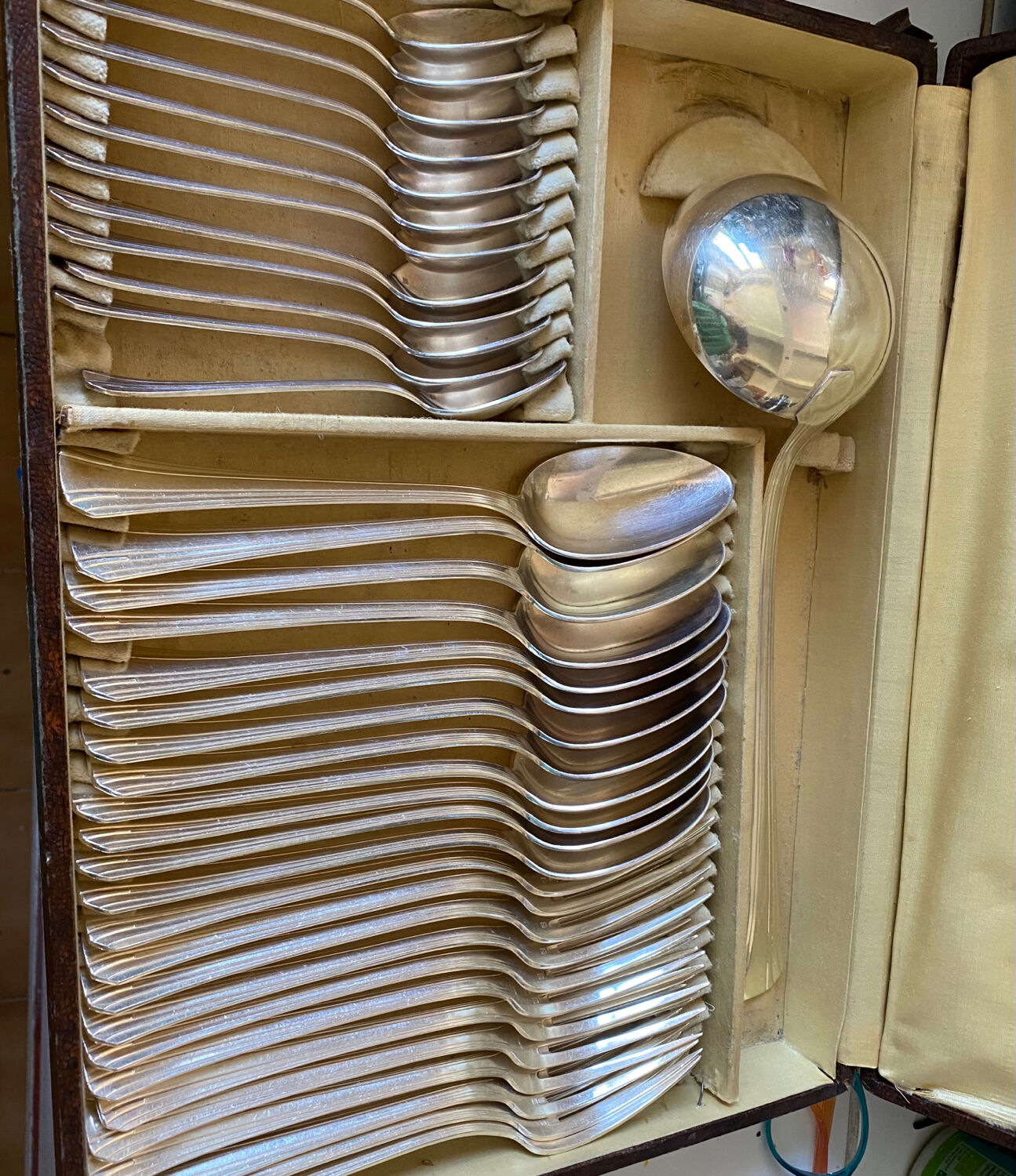 Silver metal cutlery set