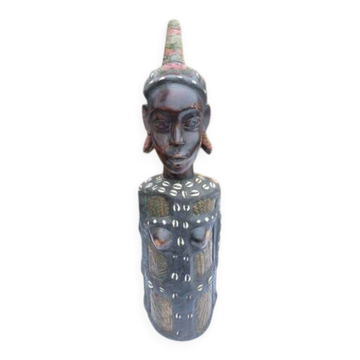 Statue africaine femme bois, laiton, perles, coquillages