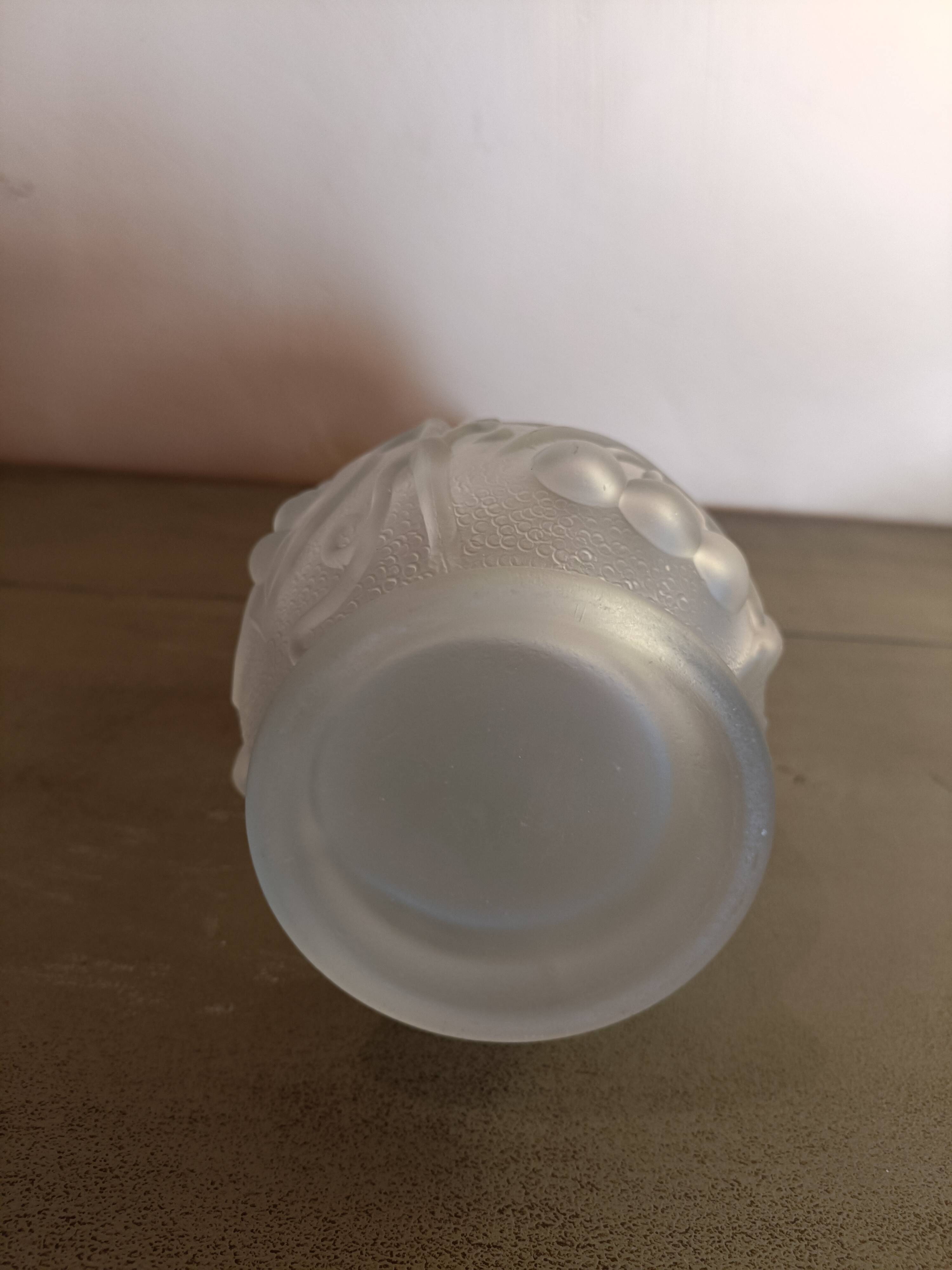 Vase en verre moulé pressé satiné art déco
