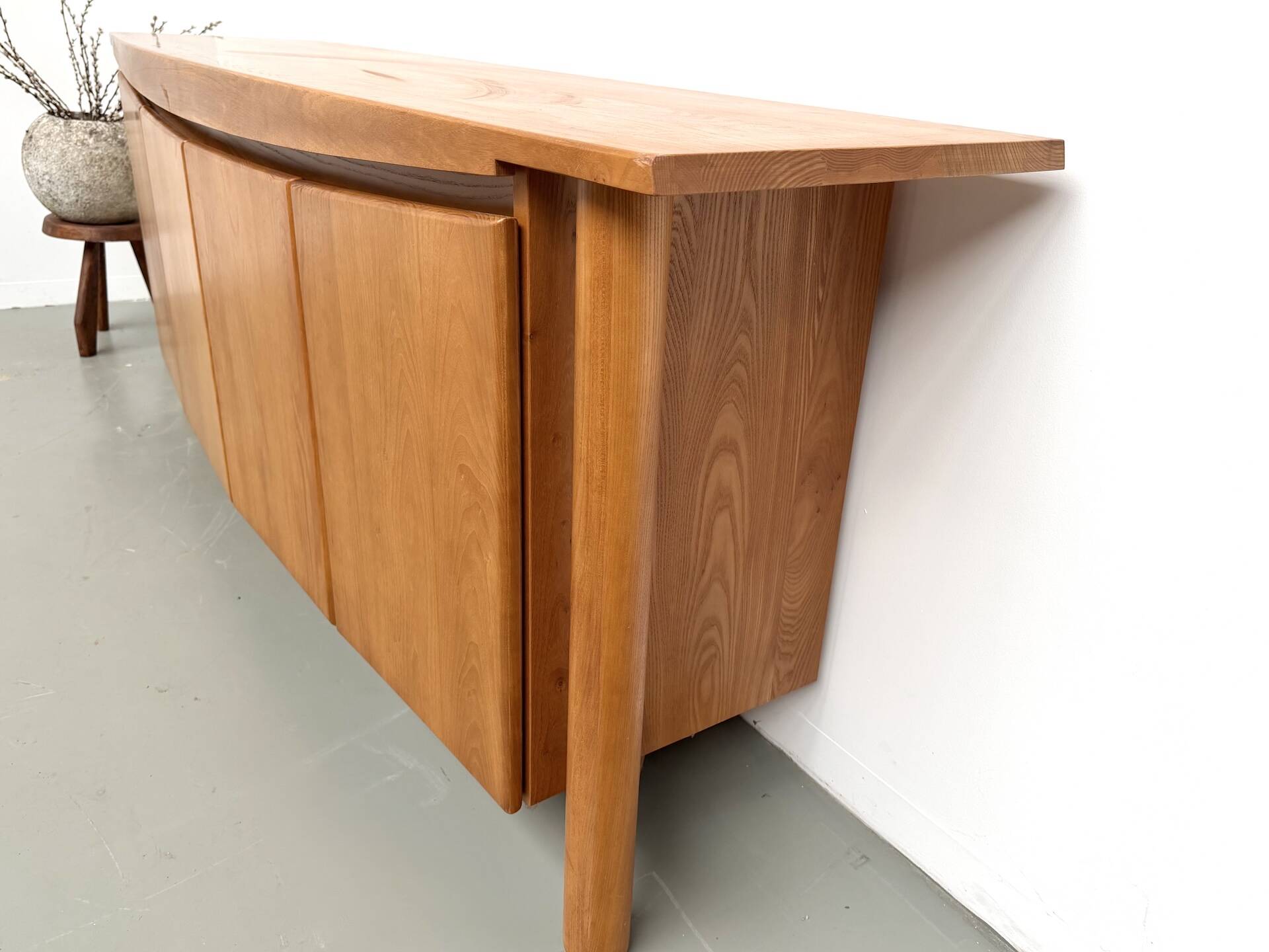 Enfilade galbée Maison Regain en orme massif, 1970