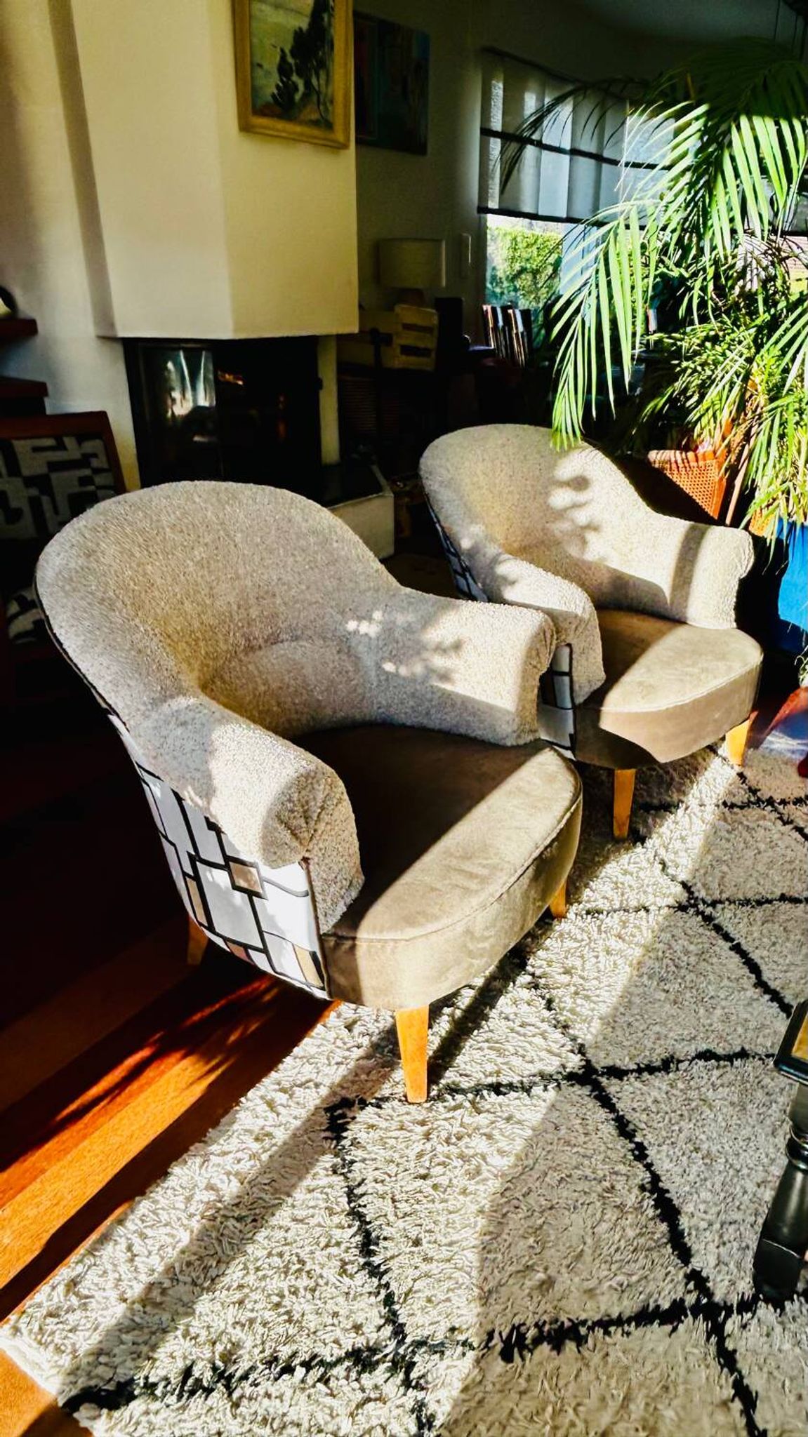 Paire fauteuils crapauds beige tissu bouclette et son repose pieds