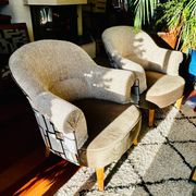 Paire fauteuils crapauds beige tissu bouclette et son repose pieds