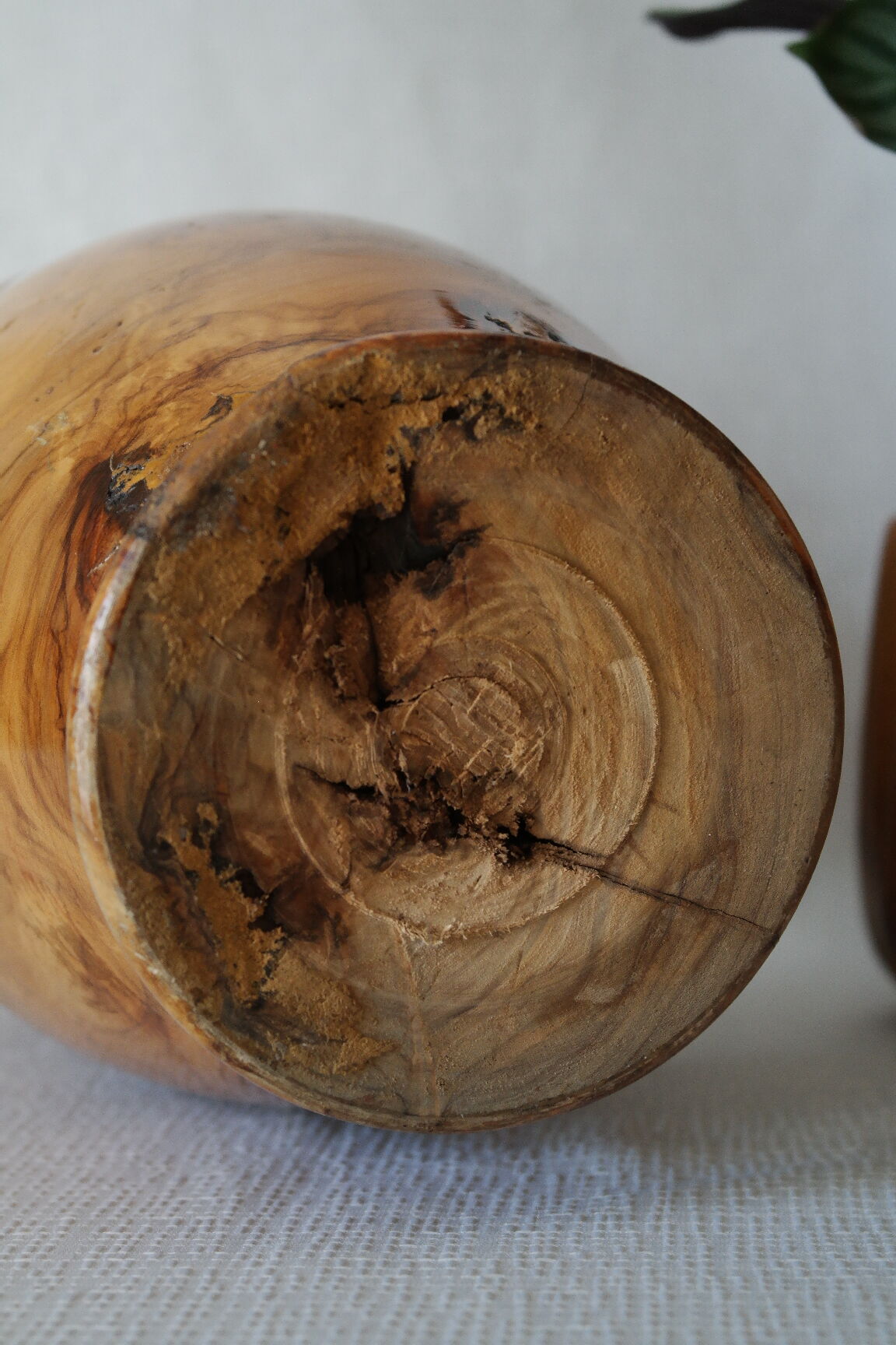 Vase artisanal en bois tourné d'olivier vernis