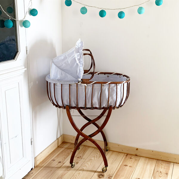 Berceau en rotin vintage et son support à roulettes