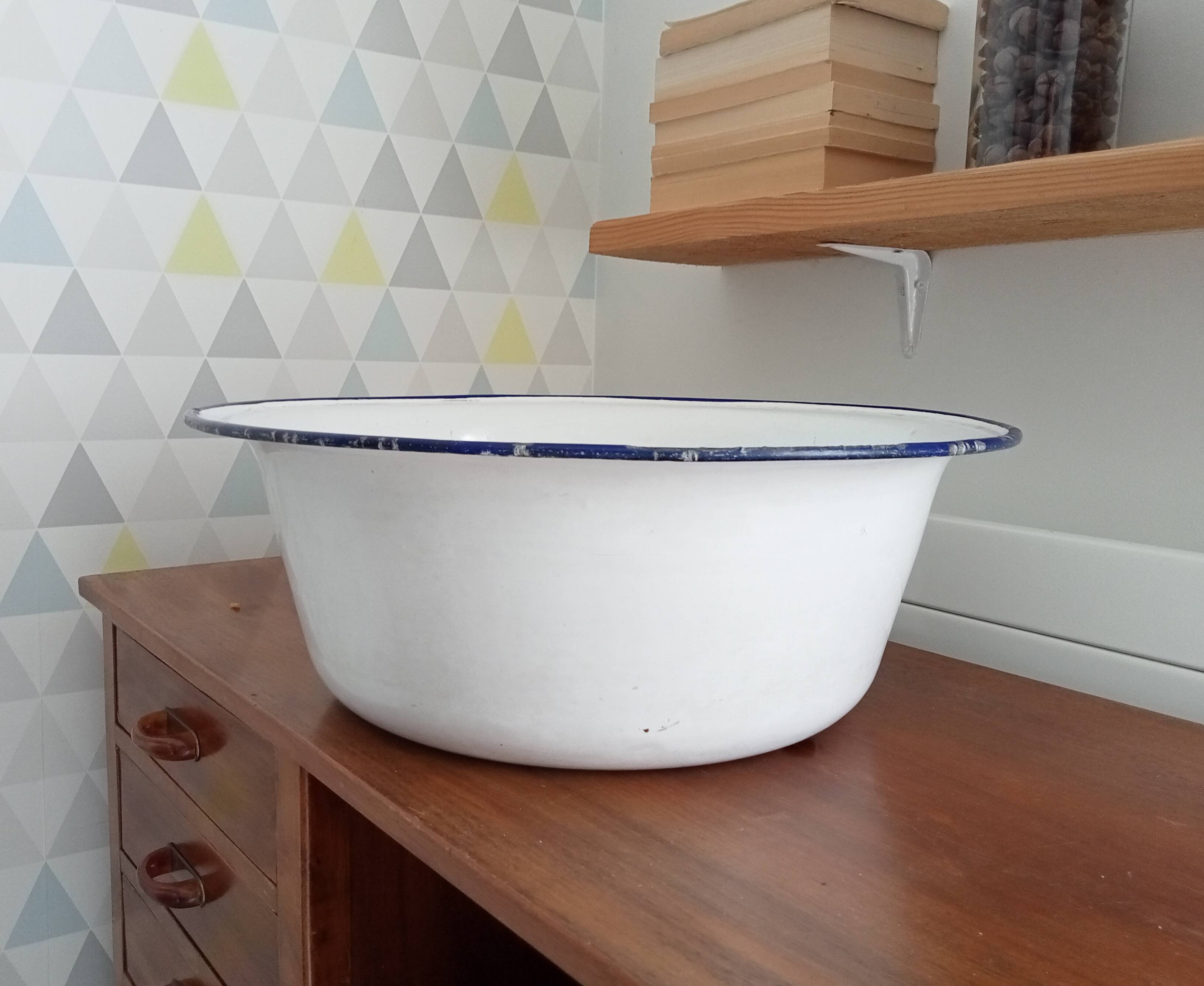 Old enameled basin