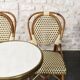 Table et chaises de bistrot parisien .