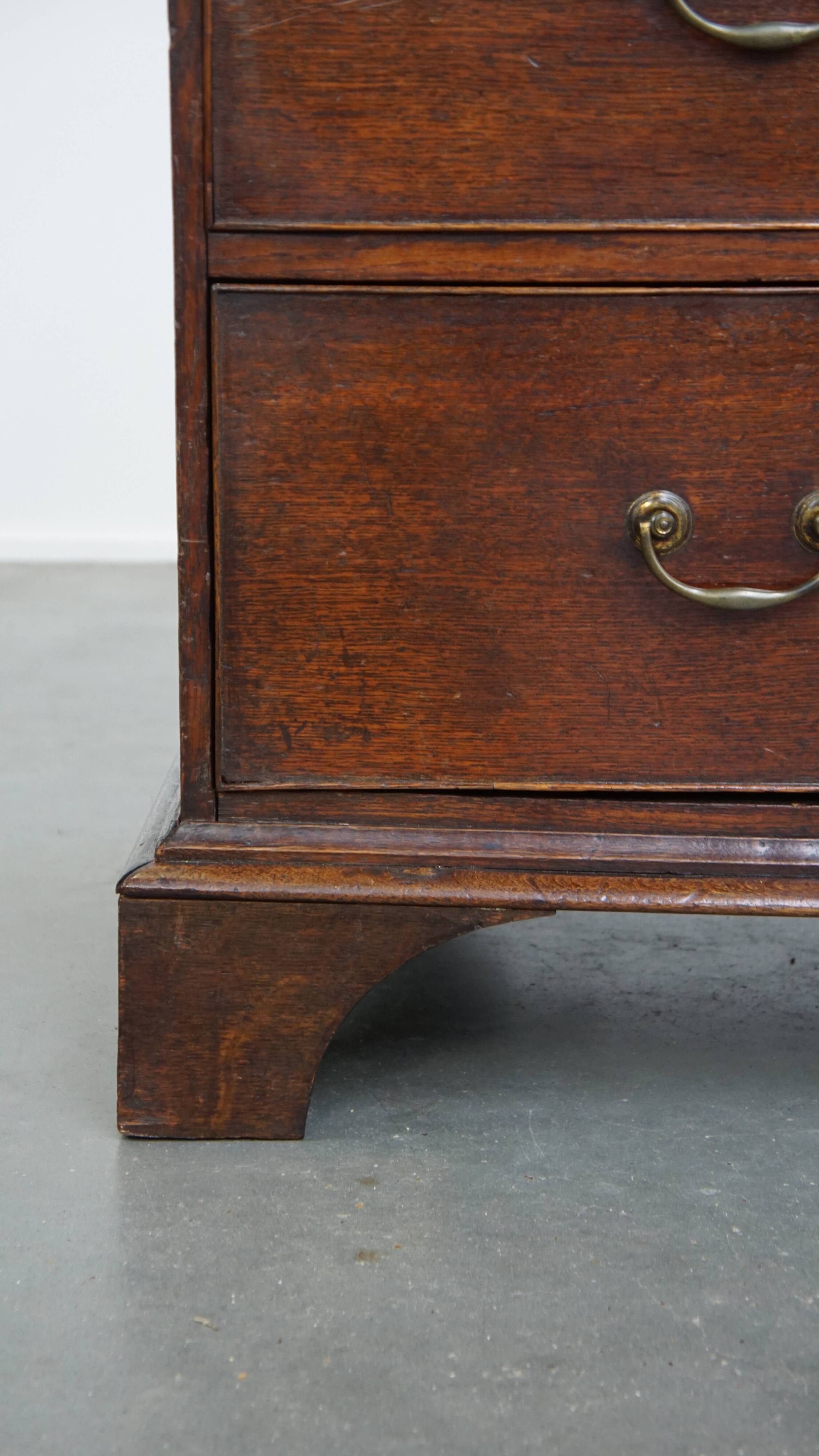 English antique oak chest of drawers with 5 drawers from the 18th century