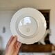 Assiettes en barbotine blanche vintage