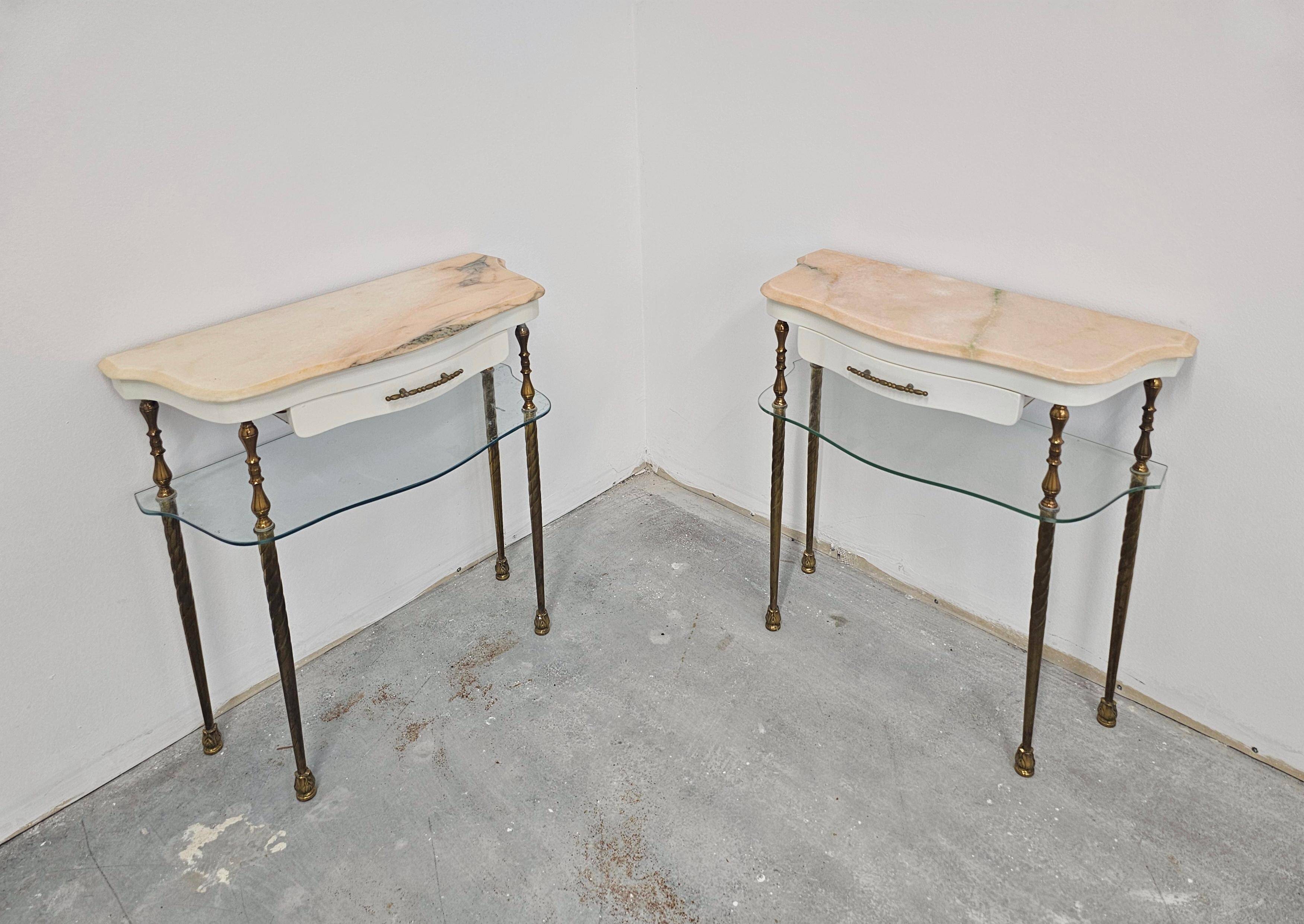 Paire de tables de chevet Hollywood Regency en bronze avec dessus en marbre