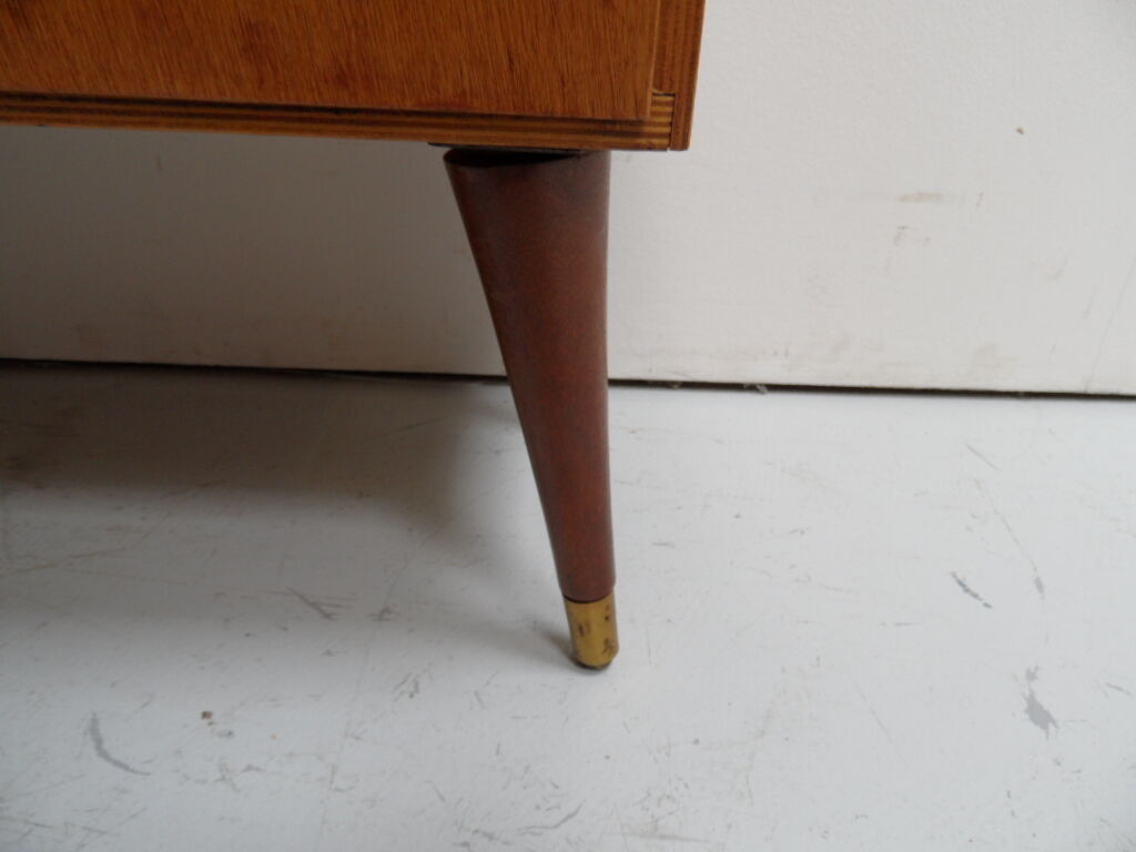 Buffet vintage avec 3 portes.