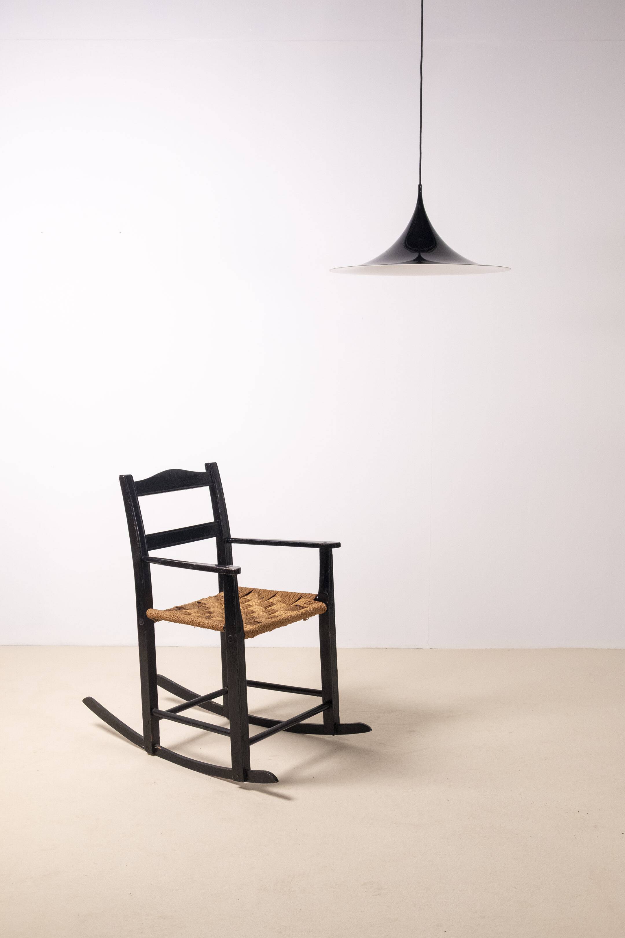 Fauteuil à bascule du début du 20e siècle avec siège en gazon, Danemark