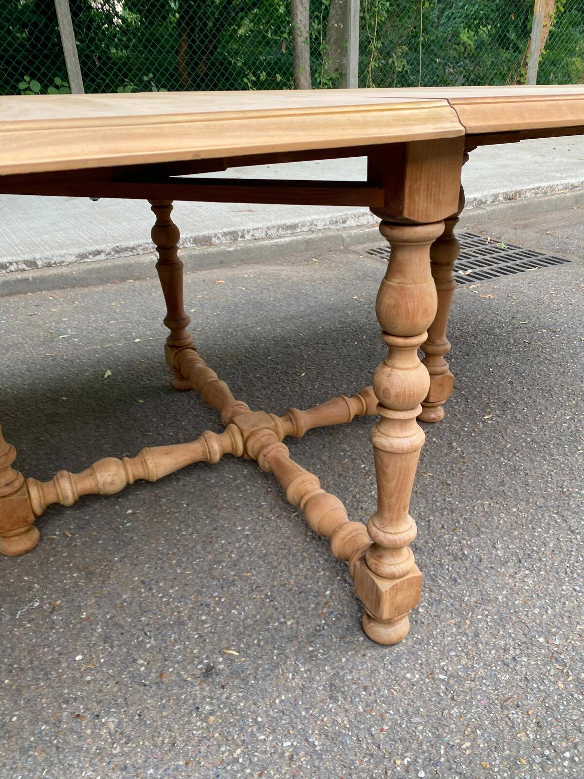 Round extendable farmhouse dining table, stripped, Louis XIII style from the 1960s.