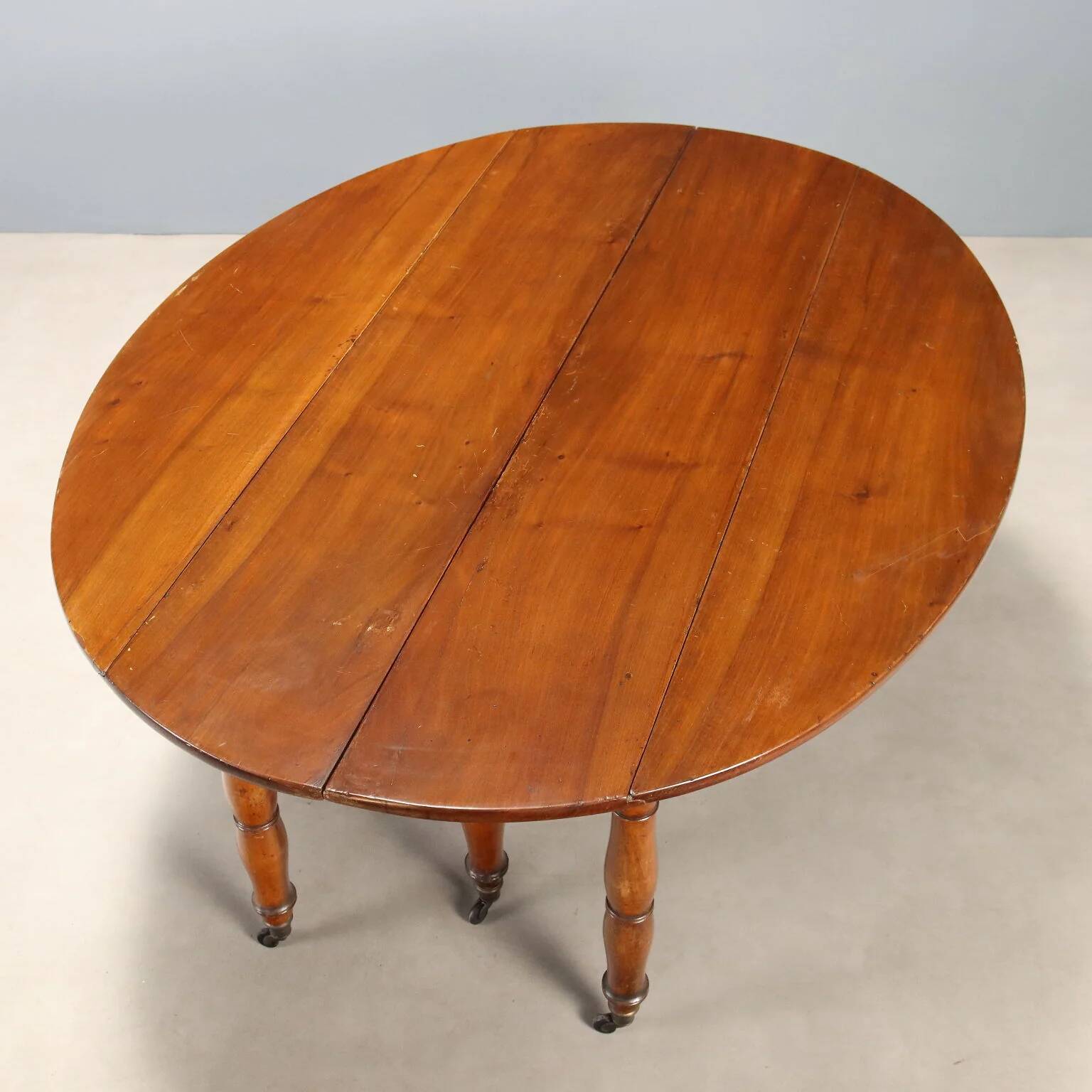 Table ancienne extensible en noyer, Italie, XIXe siècle