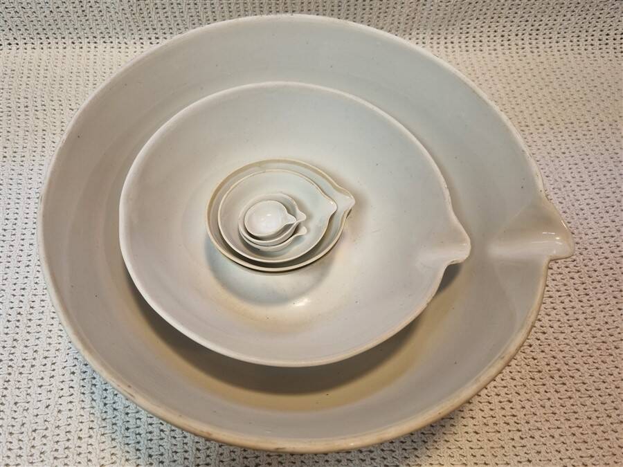 Set of 8 kitchen bowls
