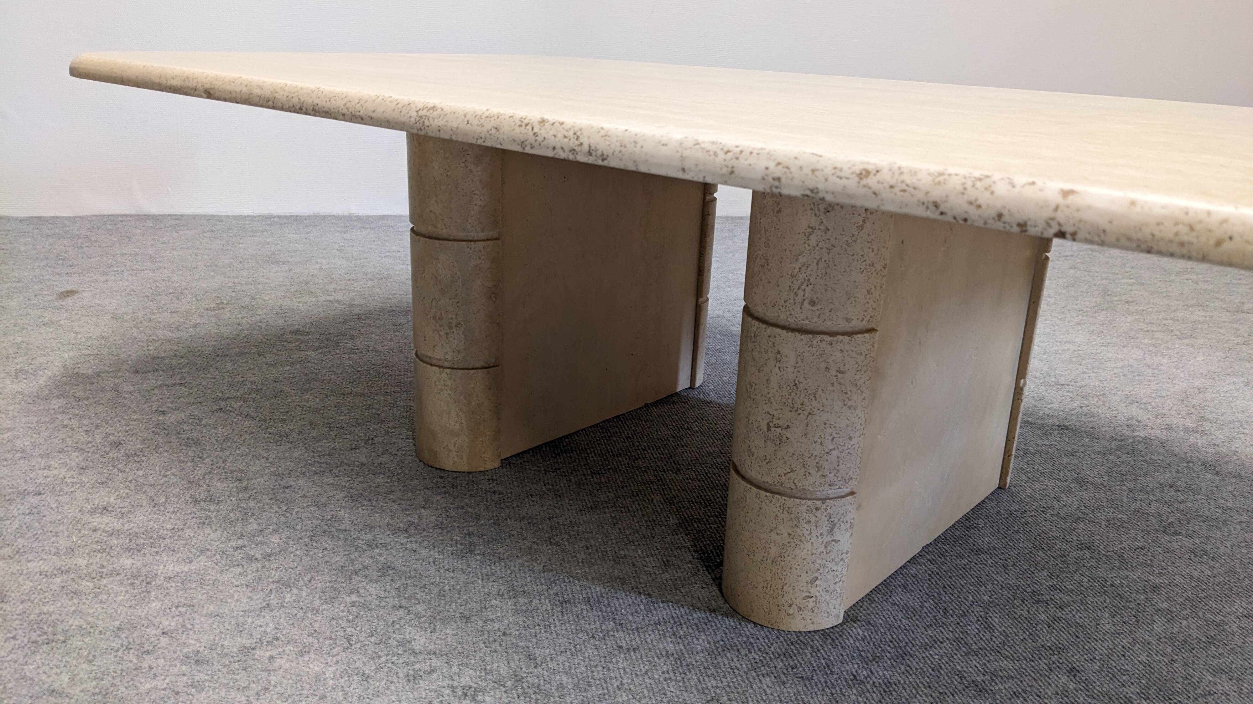Table basse minimaliste en travertin, Italie vers 1970