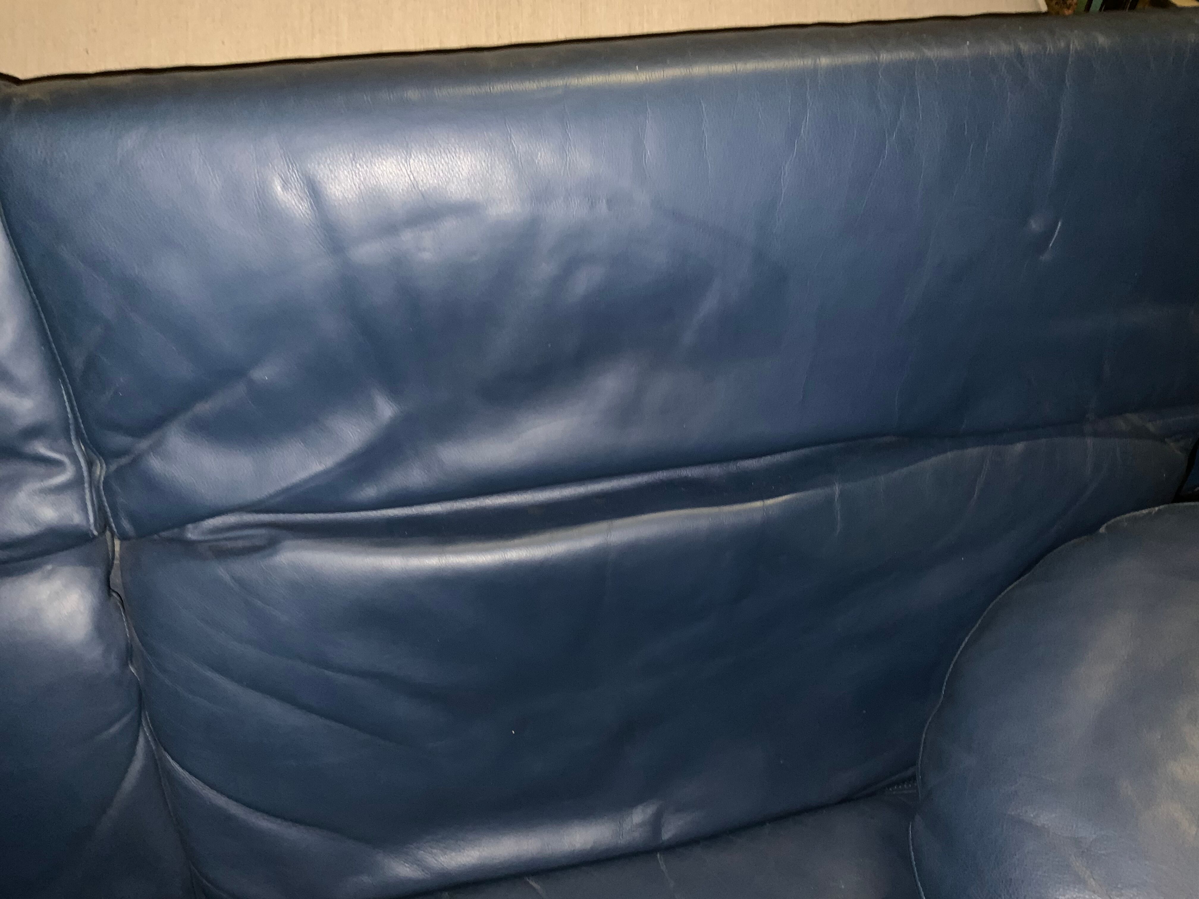 Paolo Piva's Italian leather sofa with rotating round glass shelves, 1980