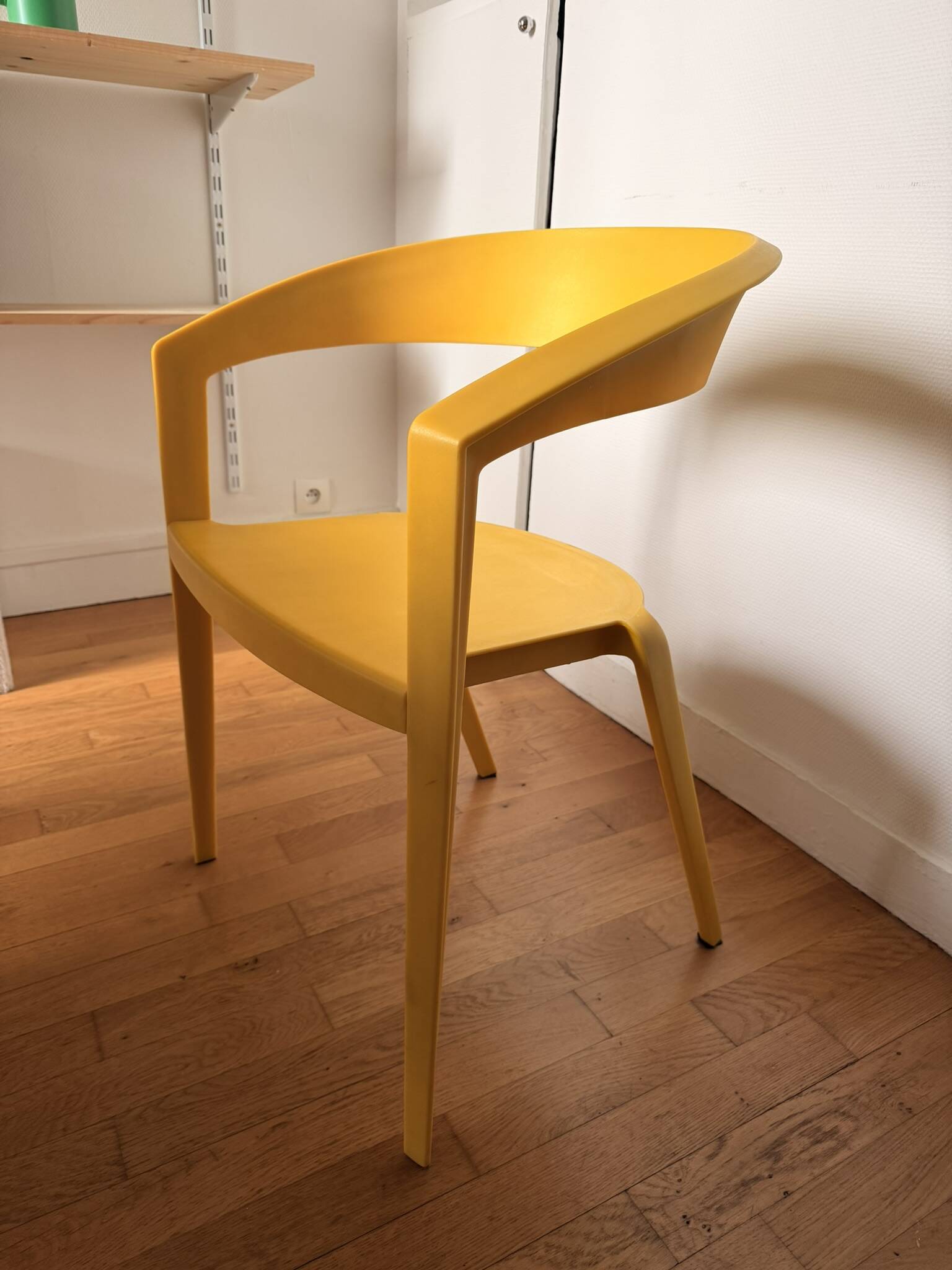 Fauteuil ICZERO1 jaune par Indio Da Costa, design brésilien