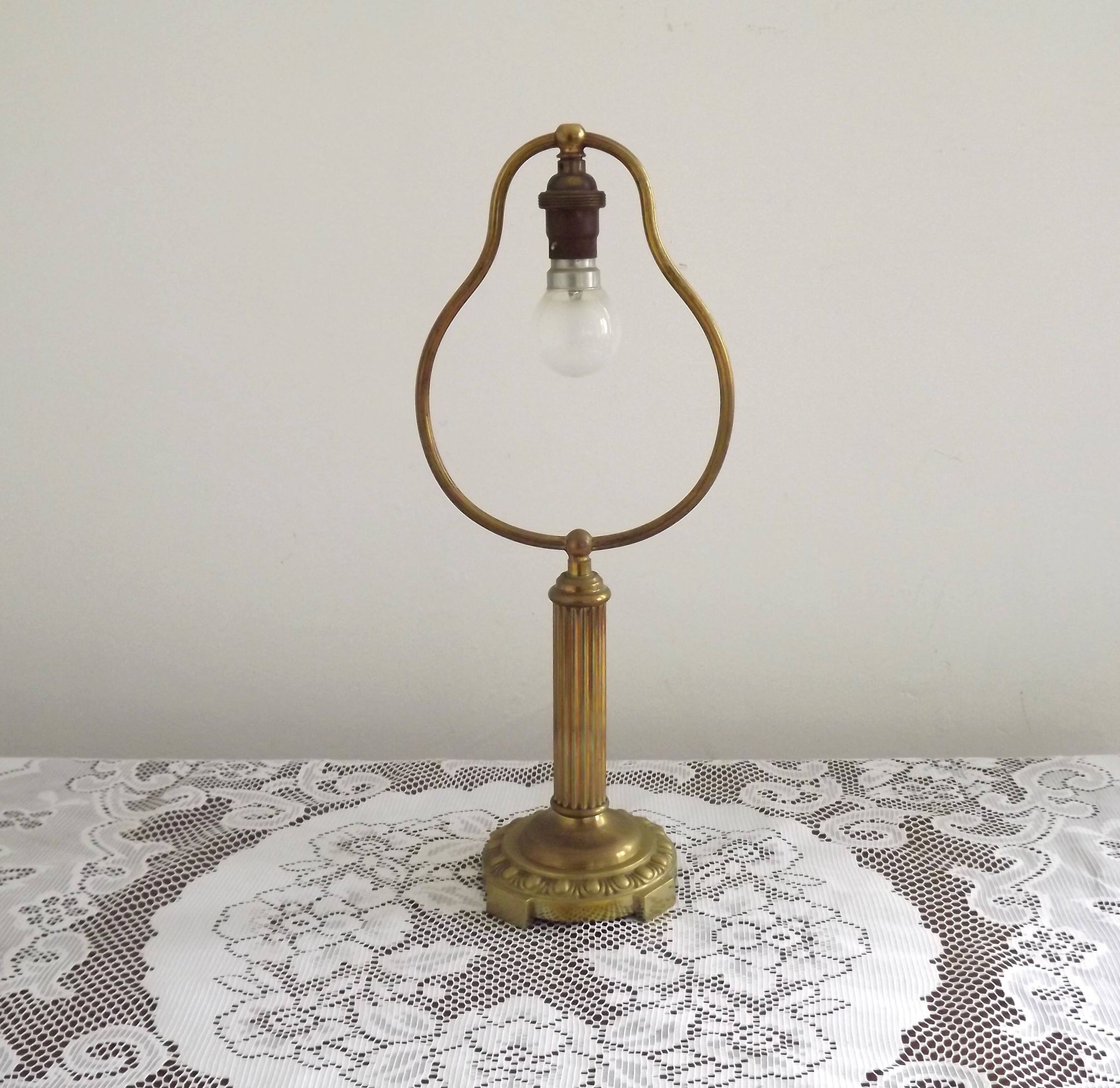 Lampe de table en laiton français vintage de style traditionnel avec base ronde.
