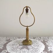 Lampe de table en laiton français vintage de style traditionnel avec base ronde.