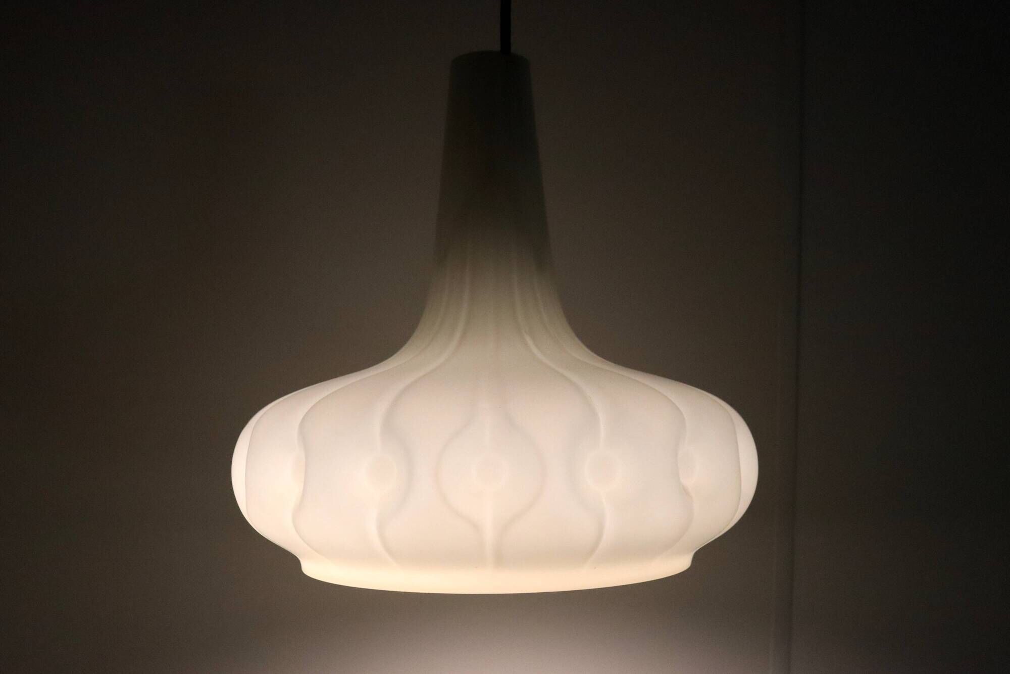 Peill & Putzler melkglazen lamp vintage mid century design
