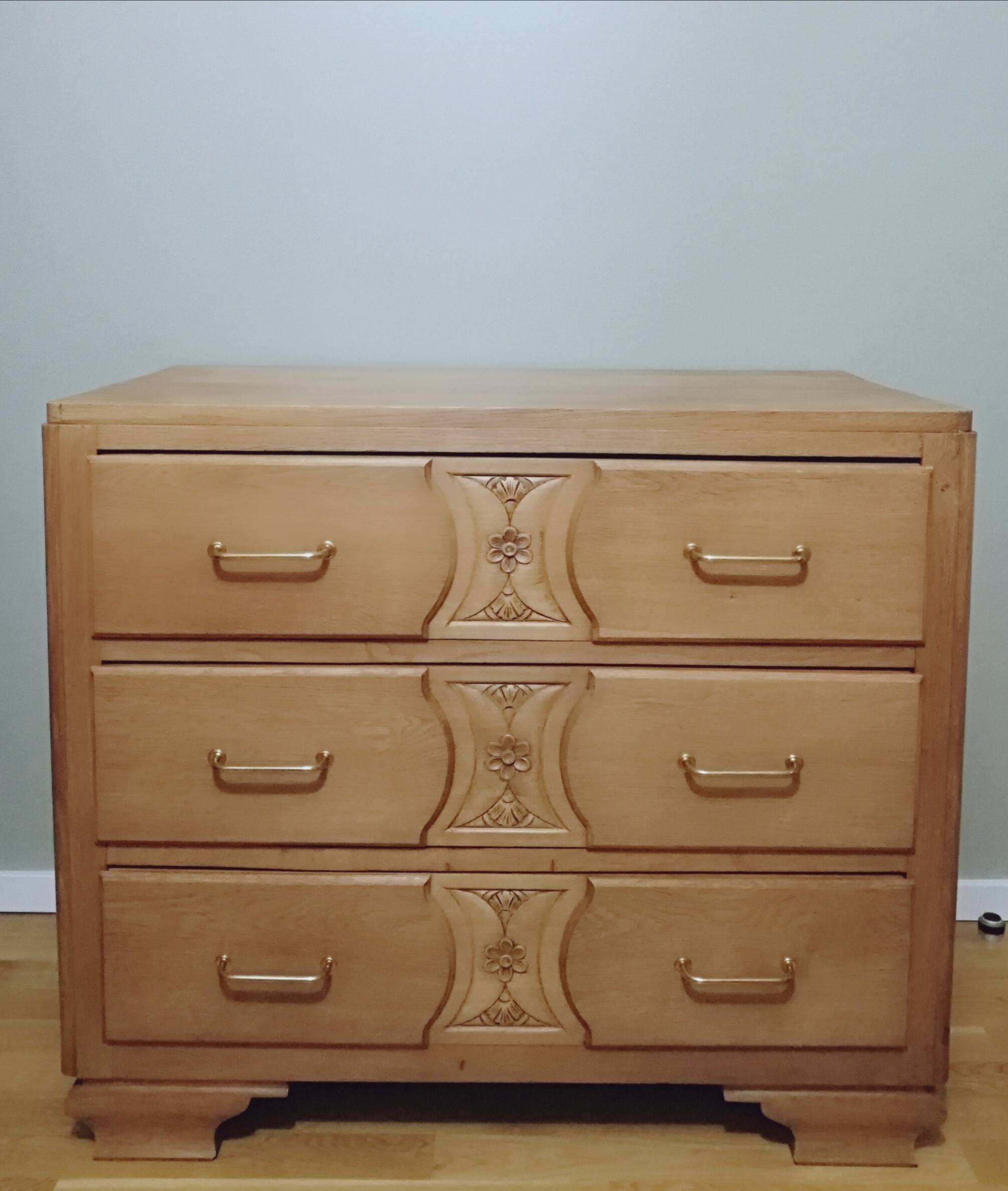 Oak chest of drawers
