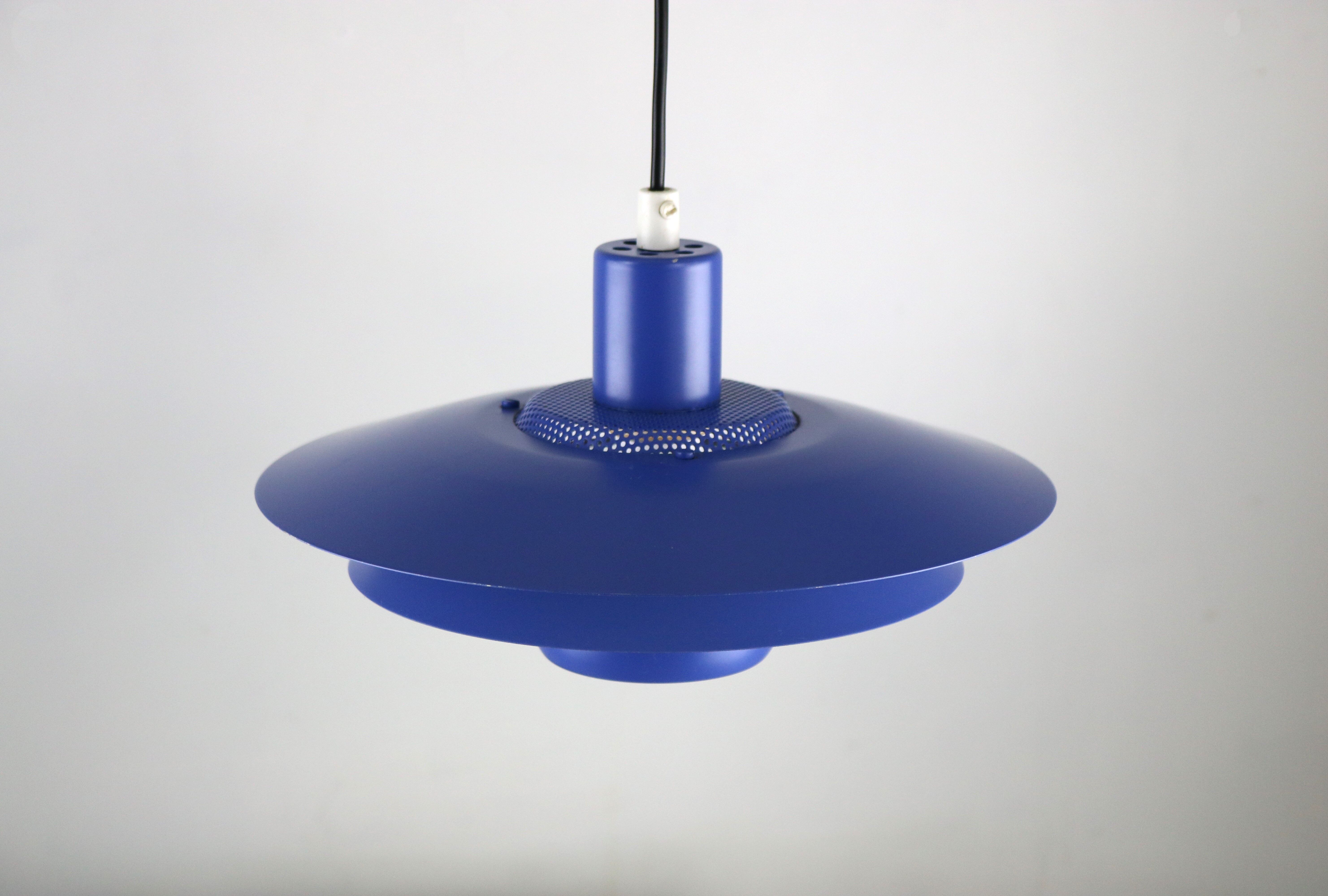 Suspension bleue par Jeka Metaltryk - Modèle Viola type 3013P