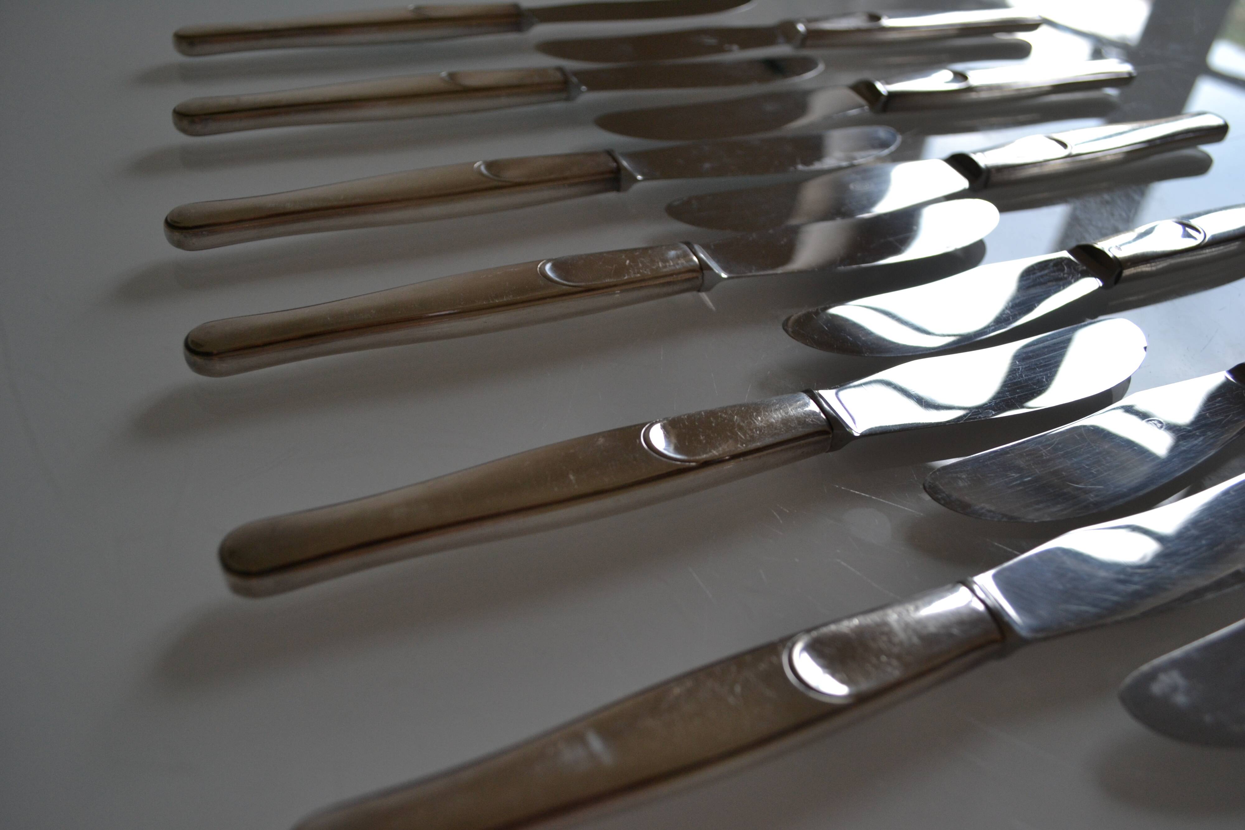 12 table knives silver metal handles & stainless steel blades 22 cm