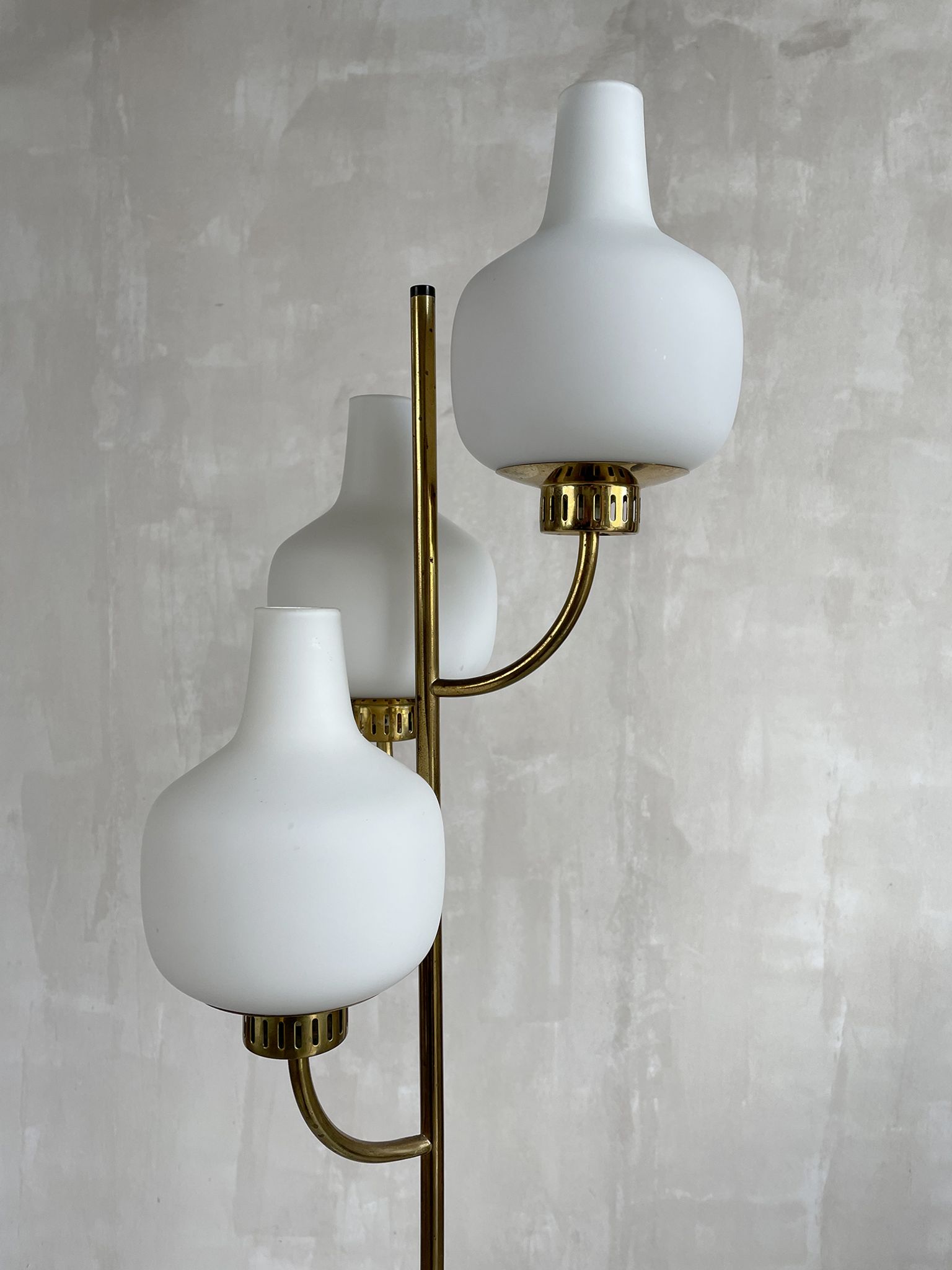 Lampadaire à trois opalines, Stilnovo, Italie 1950