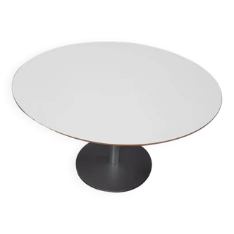 Round dining table