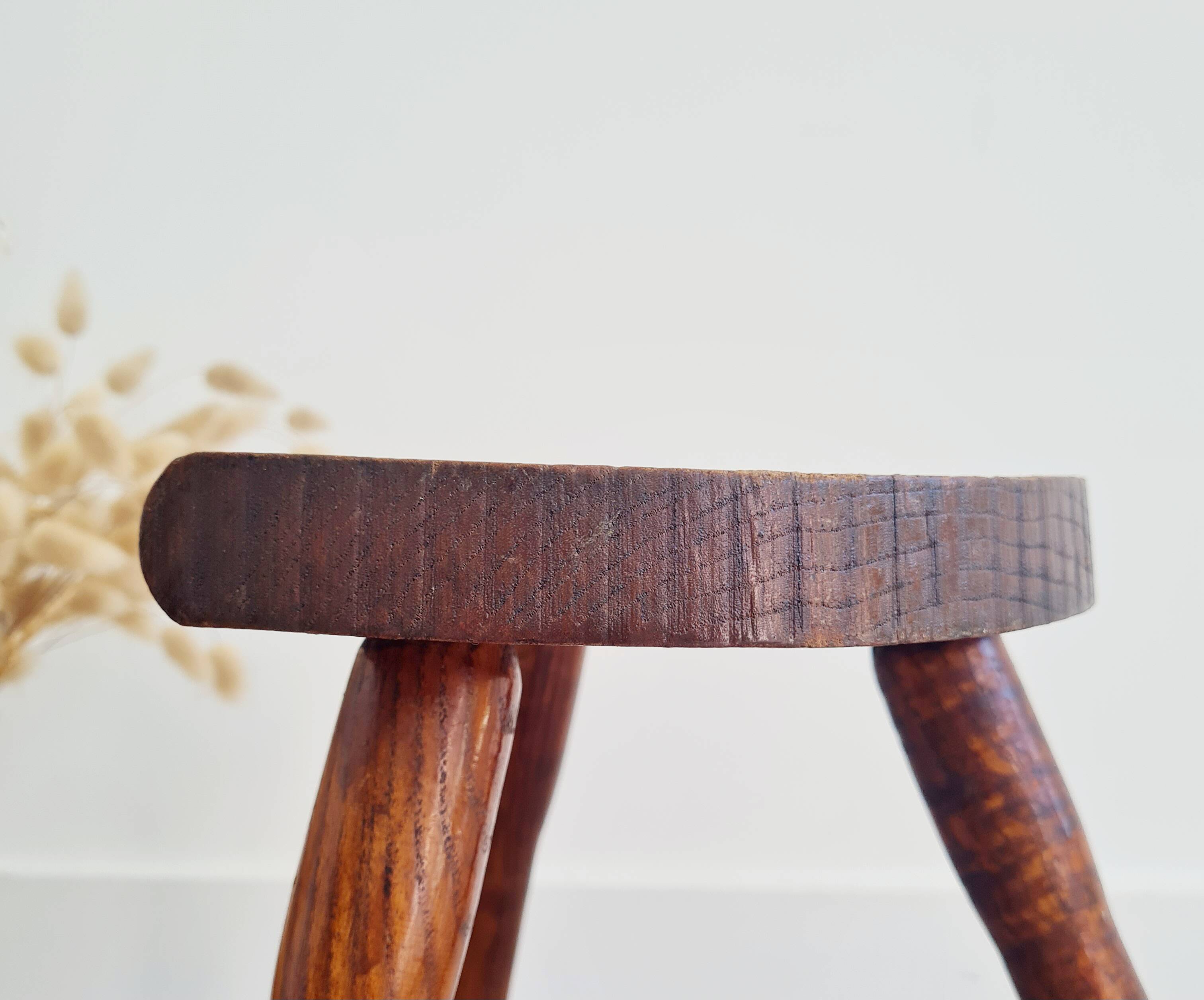 Tabouret tripode en bois massif - porte plante brutaliste