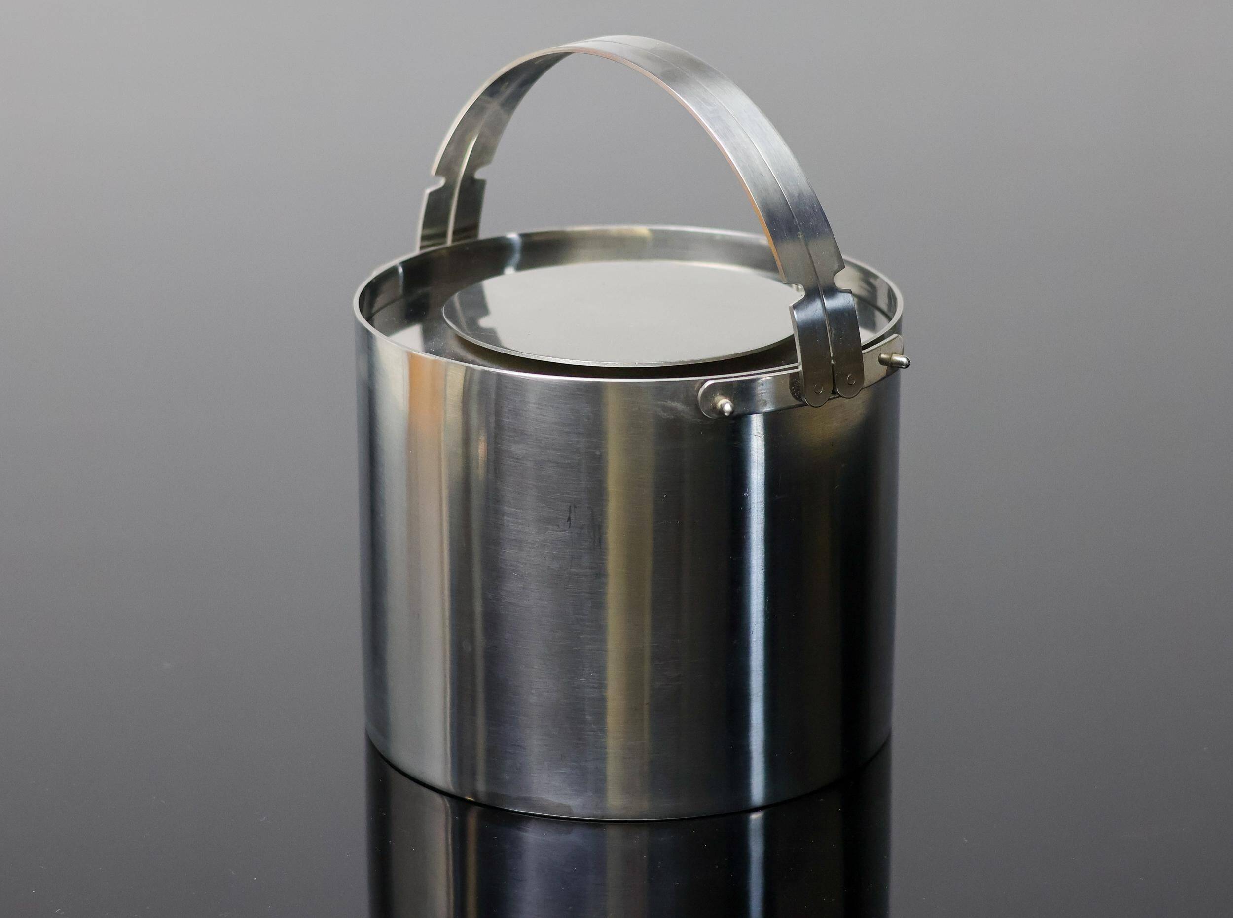 Seau à glace Cylinda en acier inoxydable avec pince par Arne Jacobsen pour Stelton, 1970