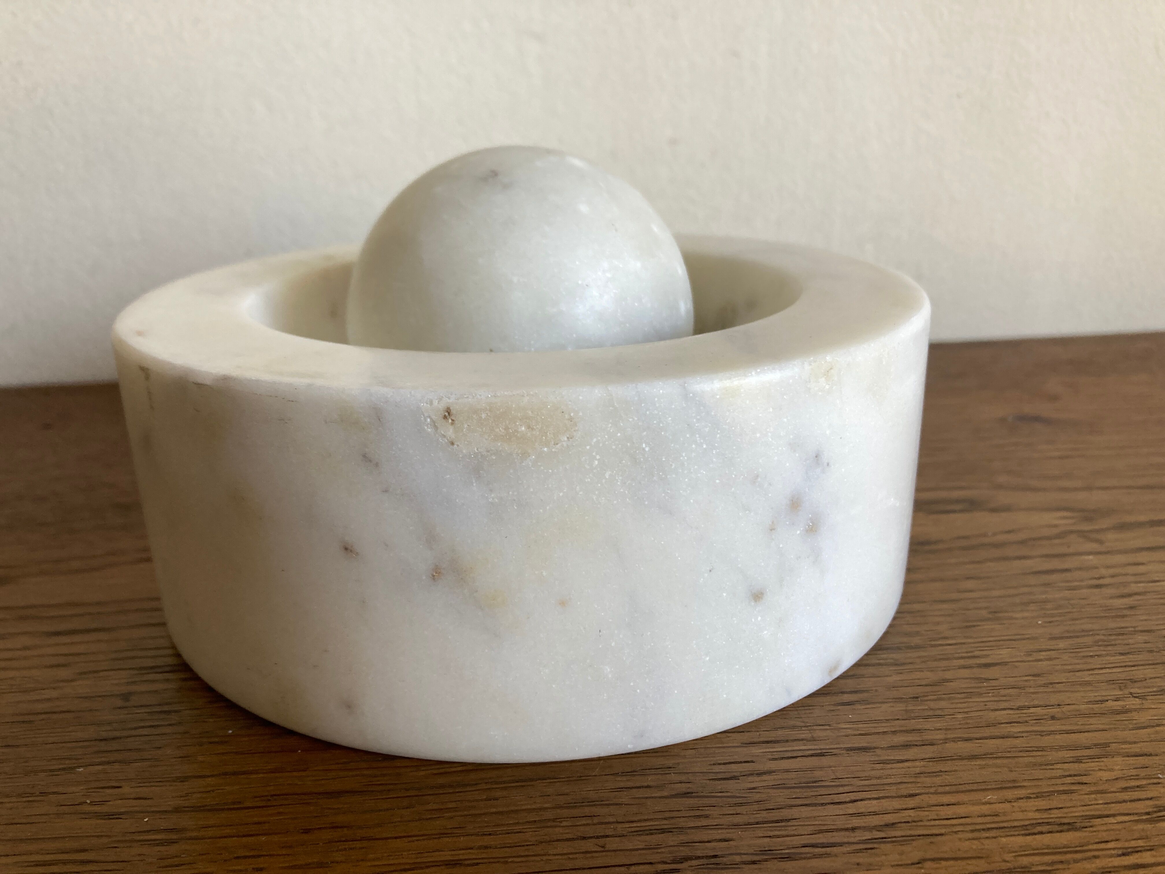 Space Age XXL ashtray in white marble, Italian design 1970.